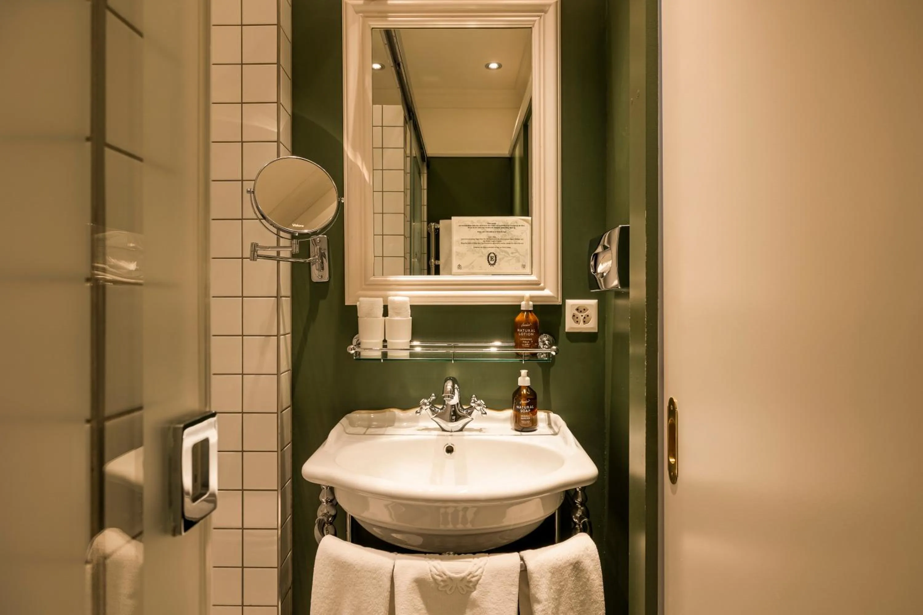 Bathroom in Hotel Europe