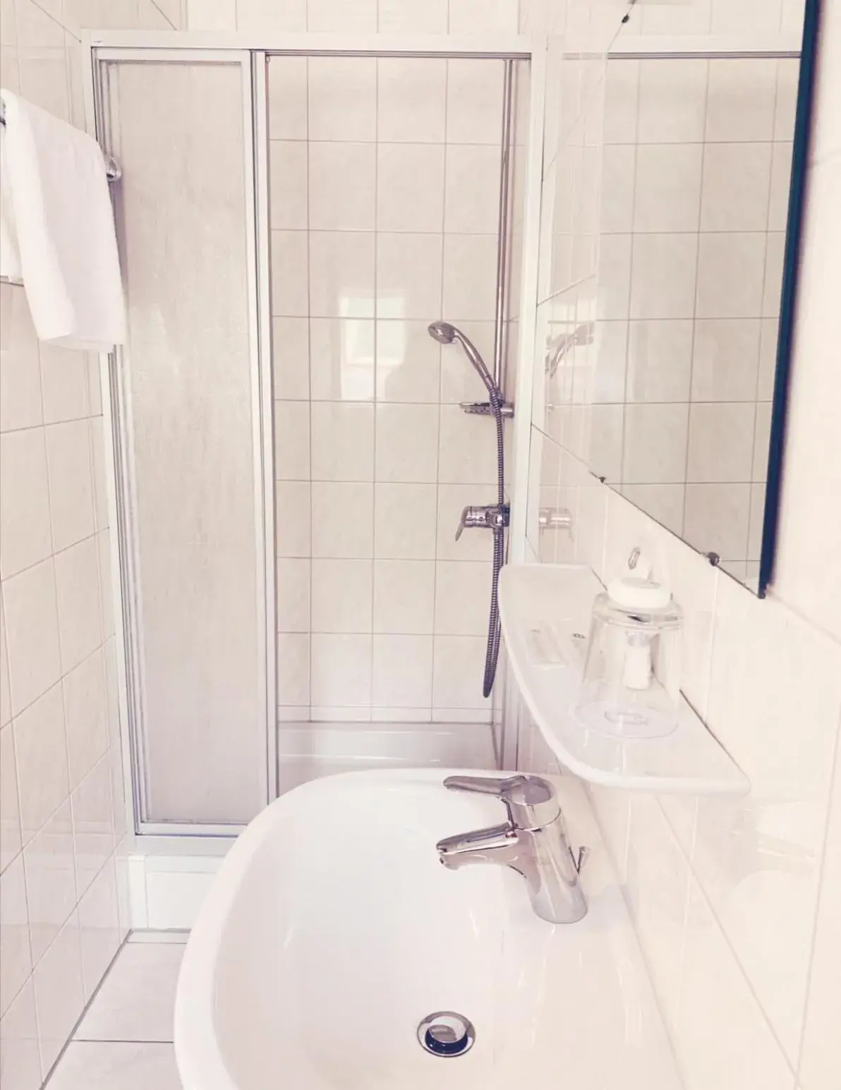 Single Room with Bathroom - single occupancy in Gasthof Wilhelm Tell Fremdenzimmer Single Room with Bathroom - single occupancy in Gasthof Wilhelm Tell Fremdenzimmer