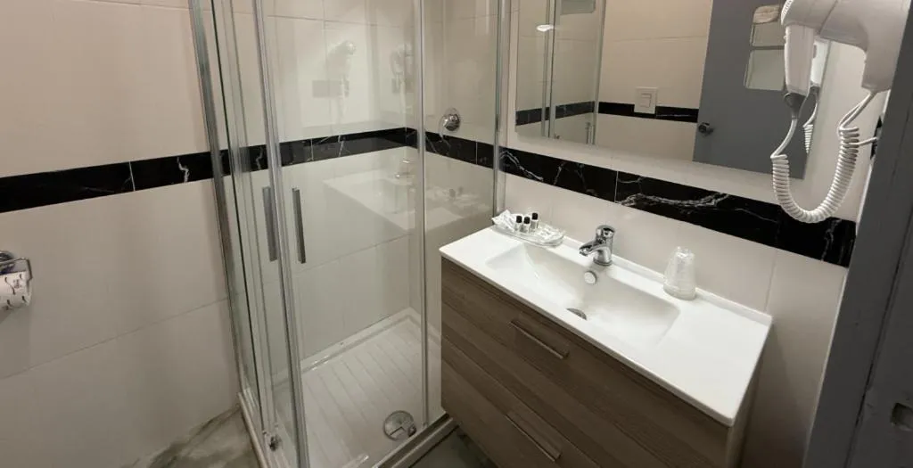 Shower in HOTEL QUADRIFOGLIO