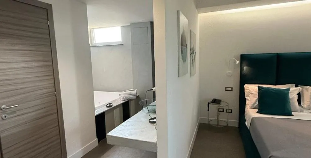 Bathroom, Bed in HOTEL QUADRIFOGLIO