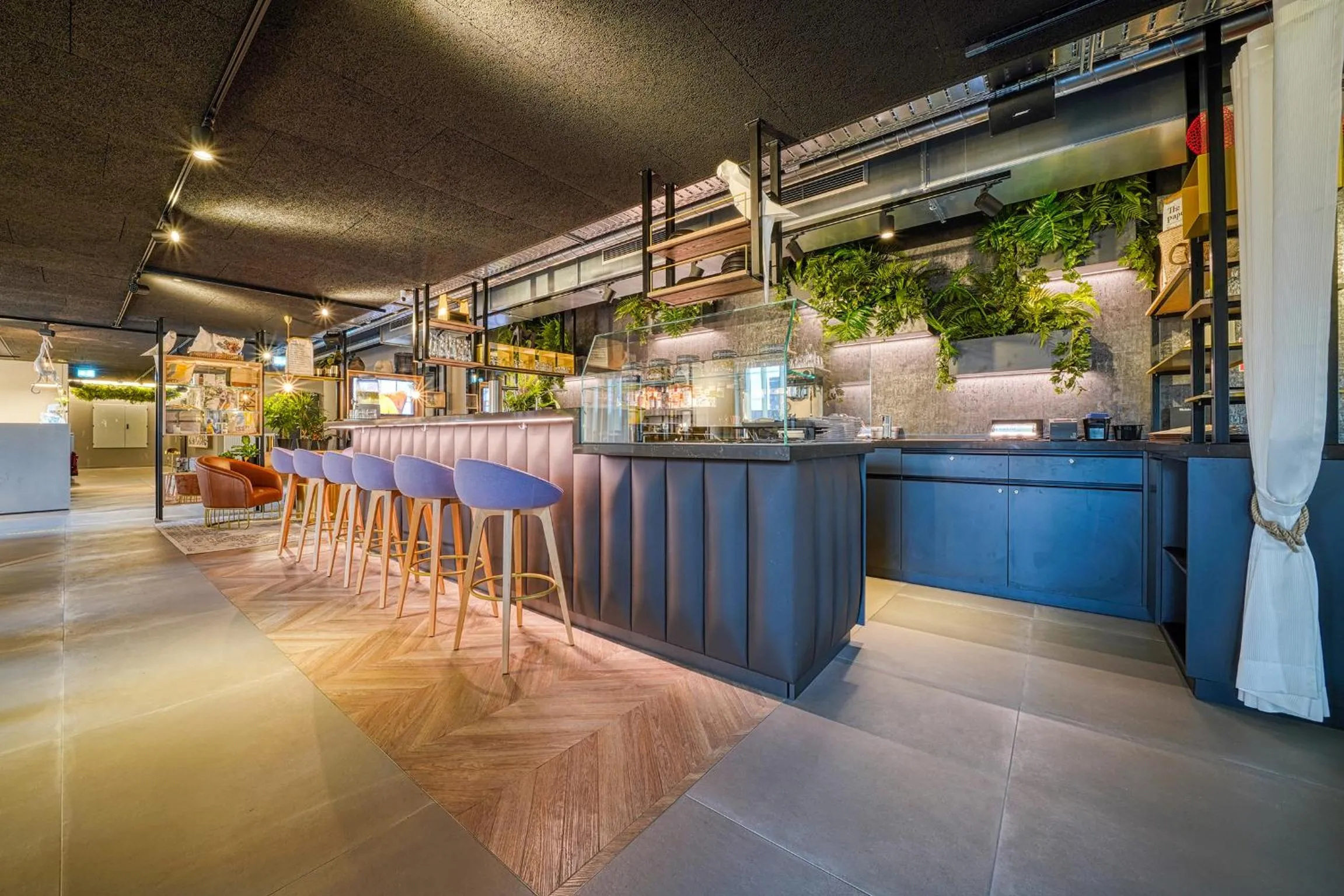 Lounge or bar in NinetyNine Augsburg