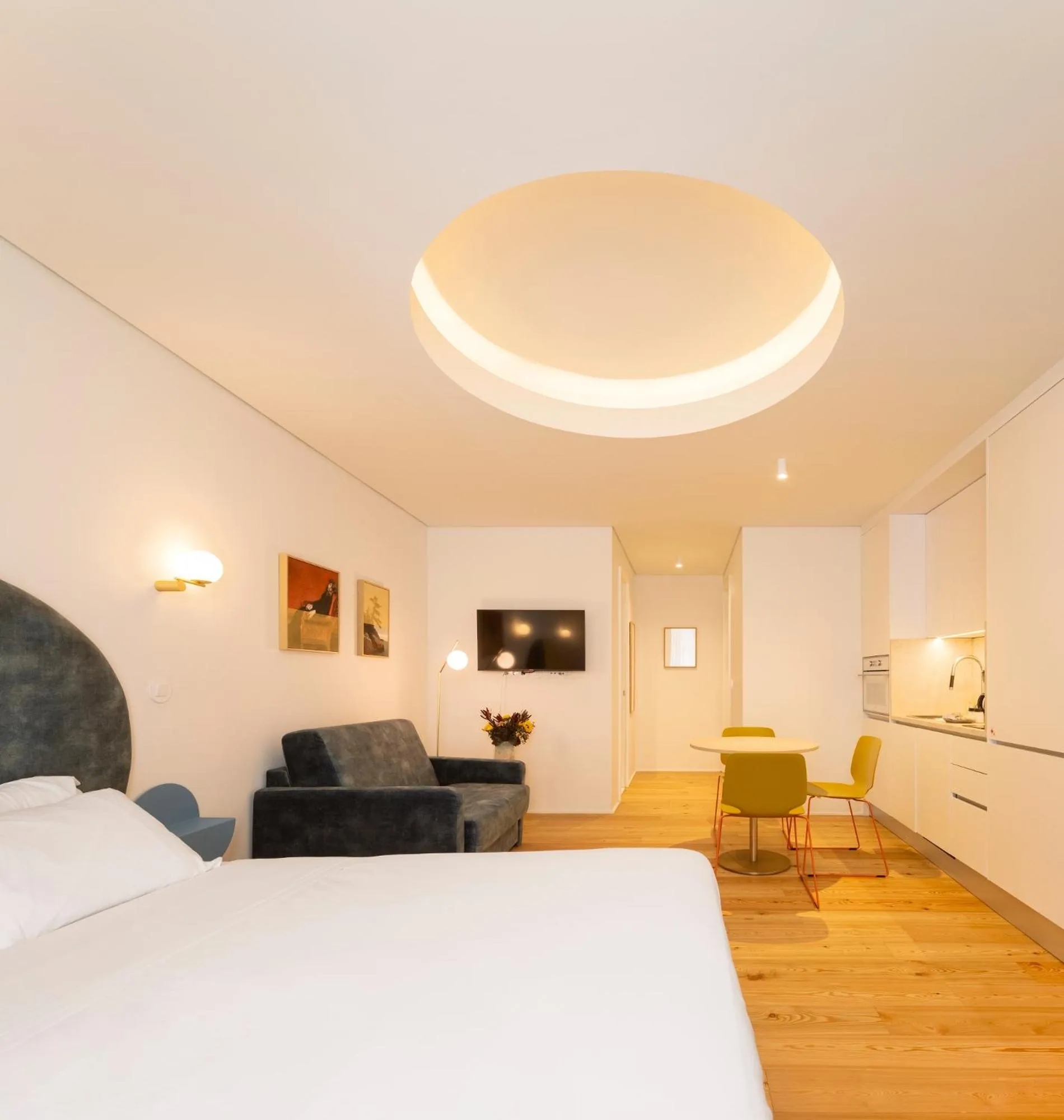 Photo of the whole room, Bed in Lisbon Serviced Apartments - Estrela