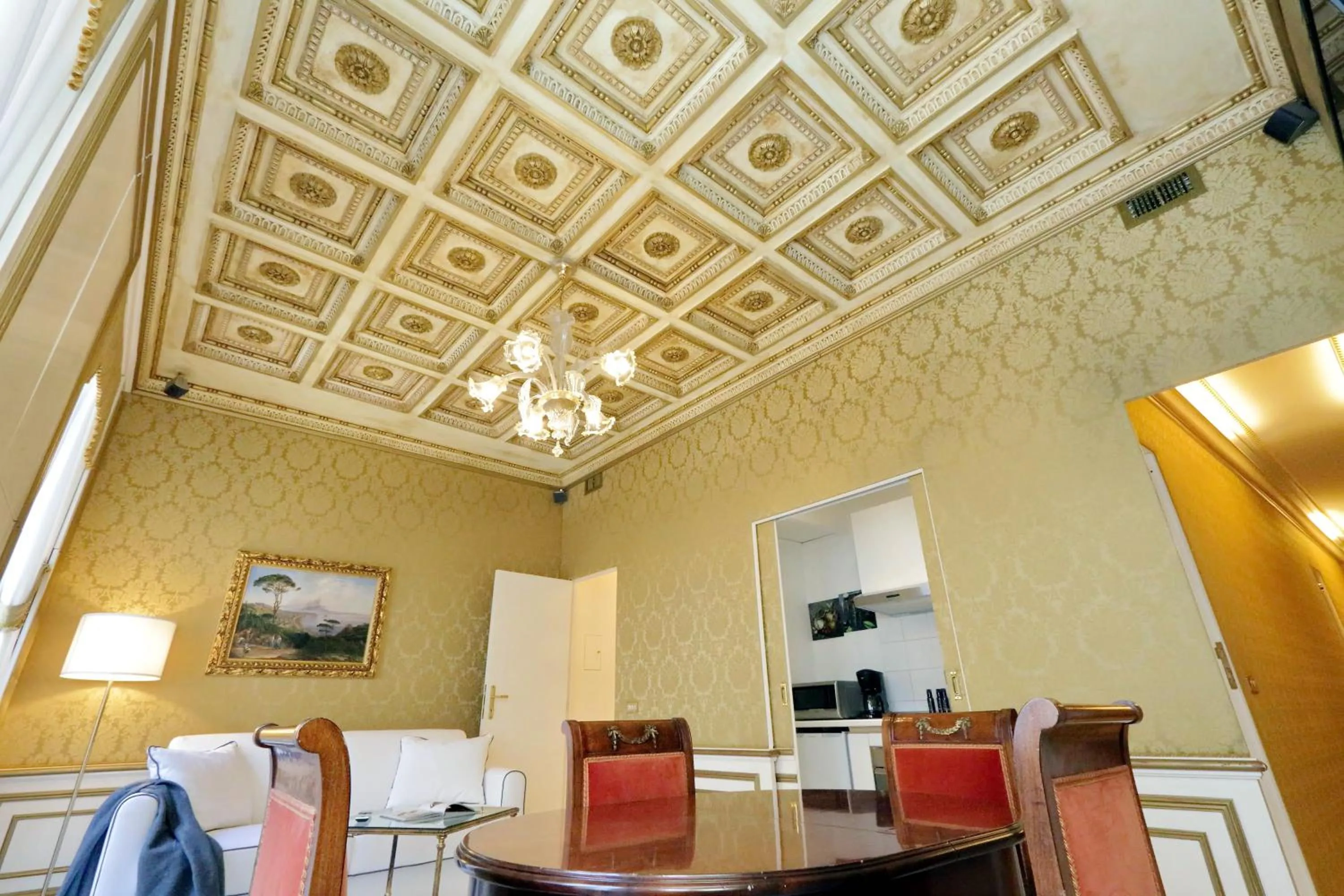 Elegant apartment nearby Trevi Fountain