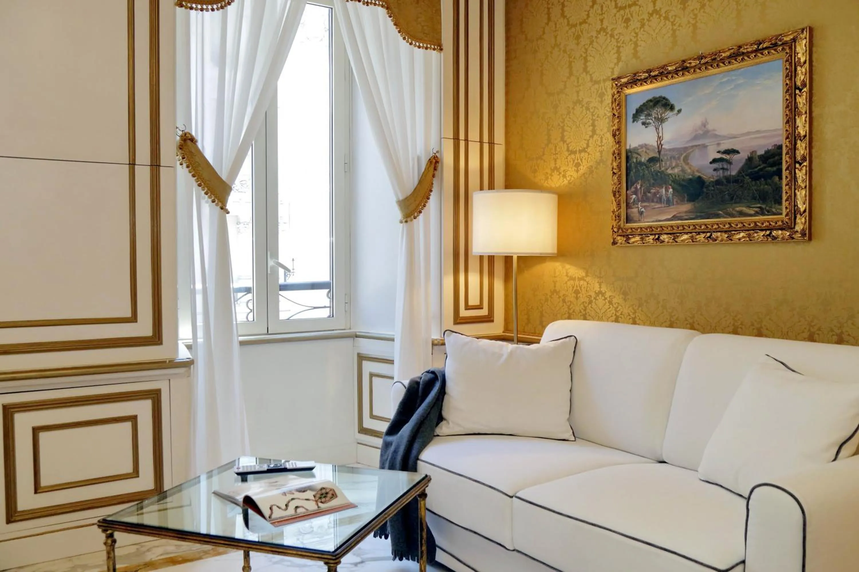 Elegant apartment nearby Trevi Fountain