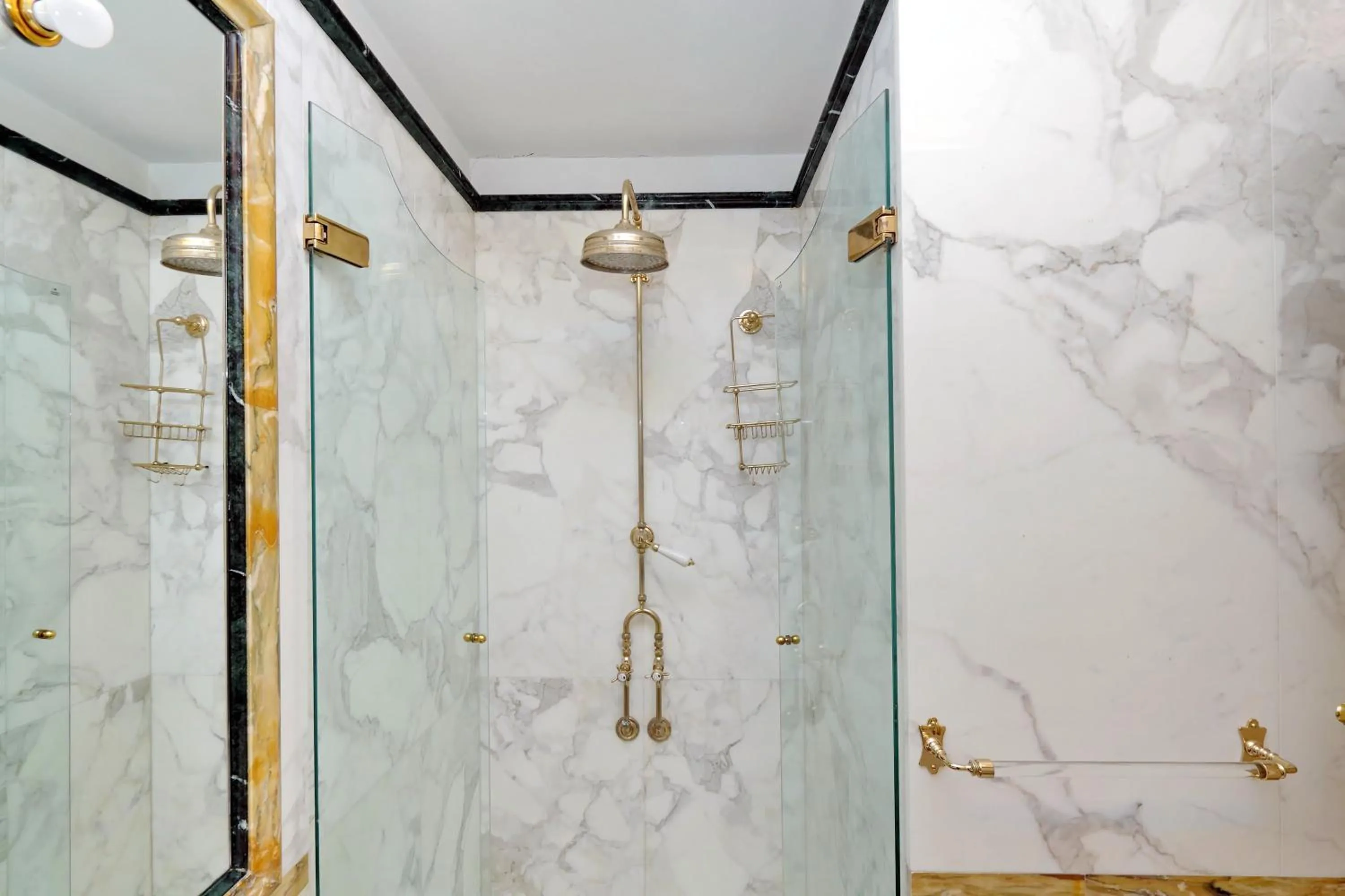 Elegant apartment nearby Trevi Fountain