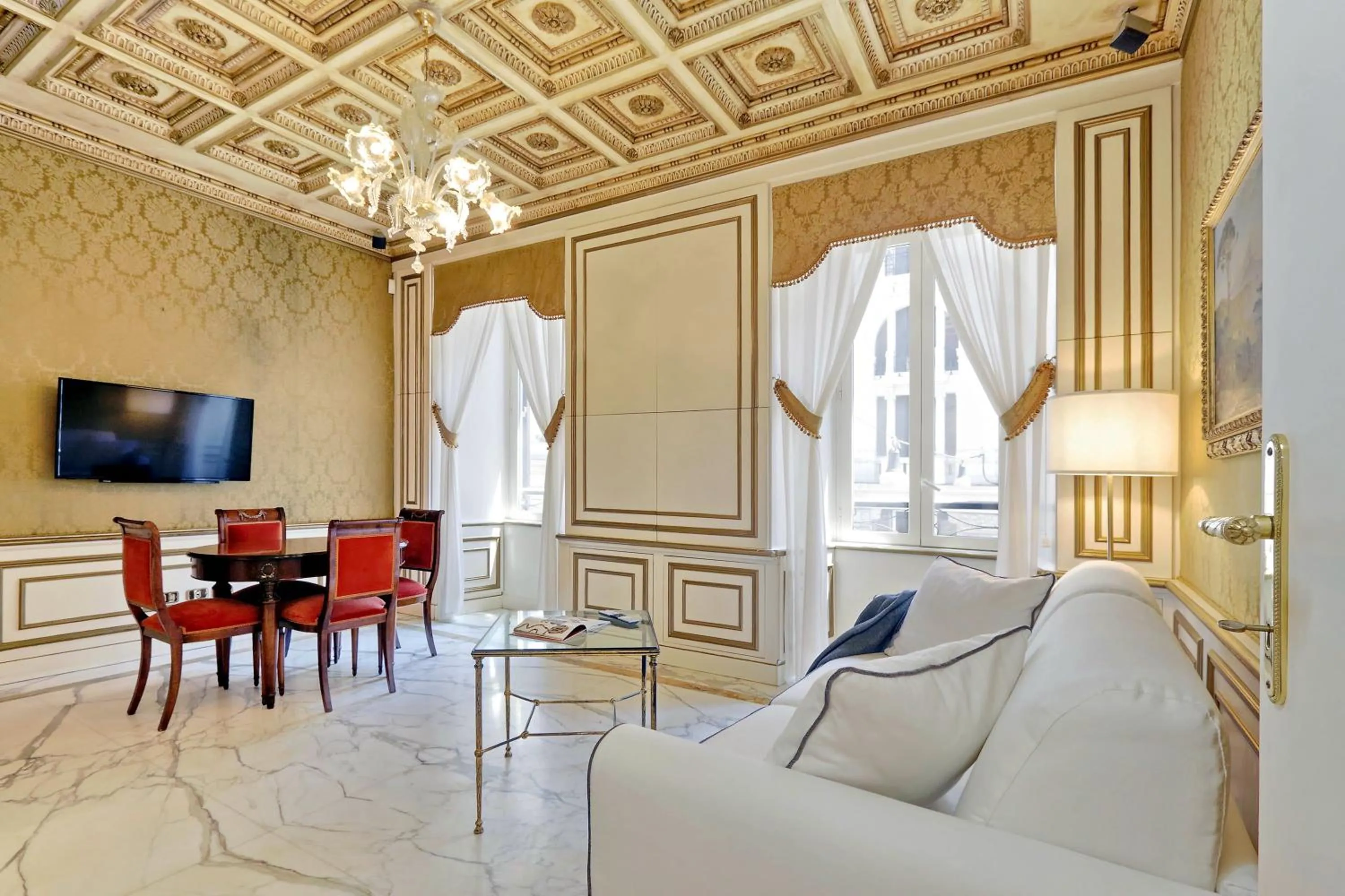 Elegant apartment nearby Trevi Fountain