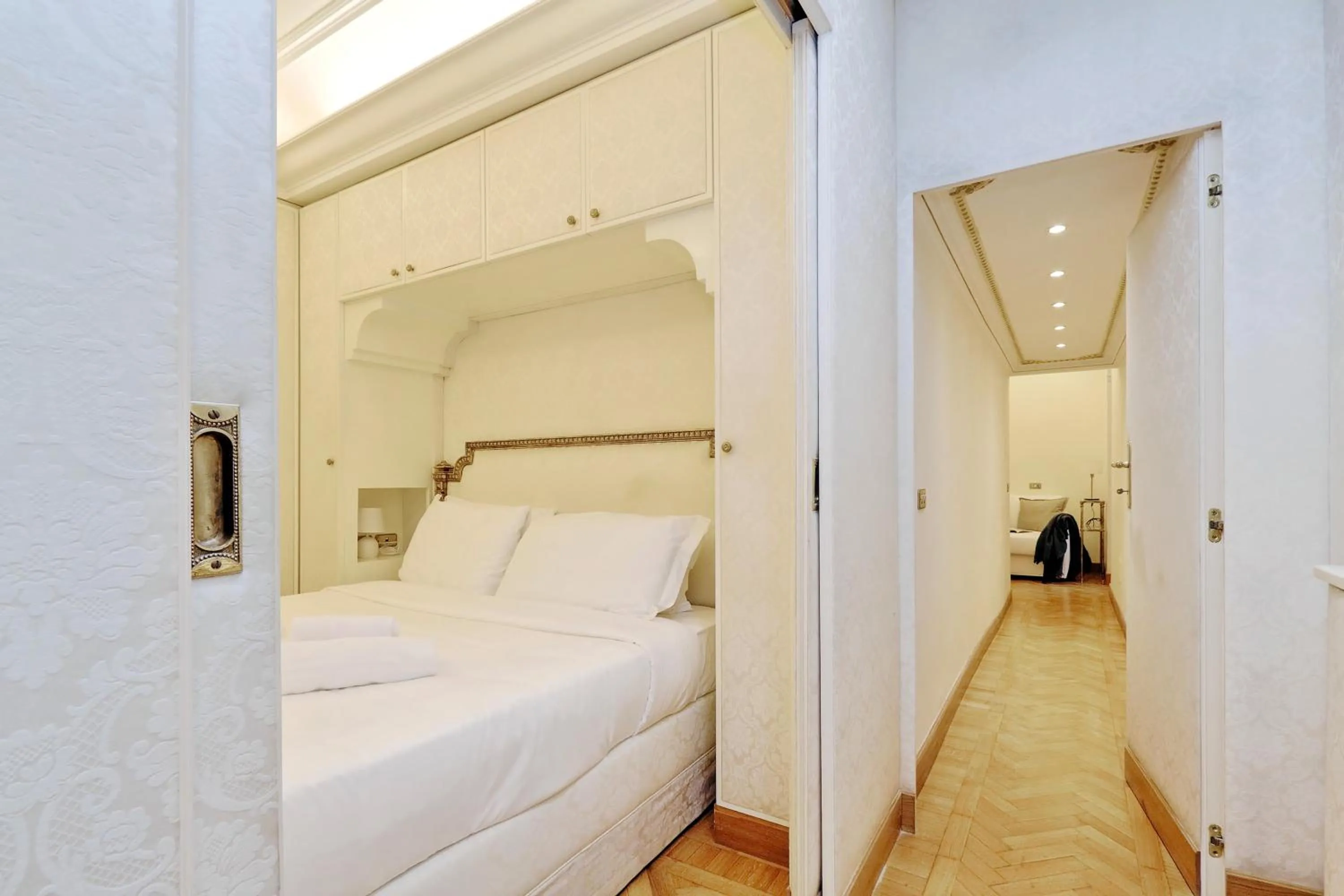 Elegant apartment nearby Trevi Fountain