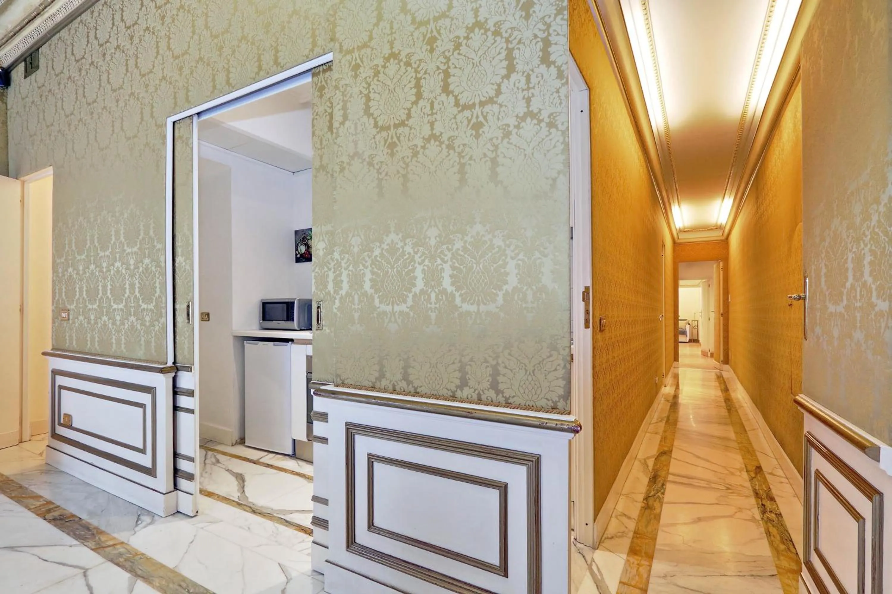 Elegant apartment nearby Trevi Fountain