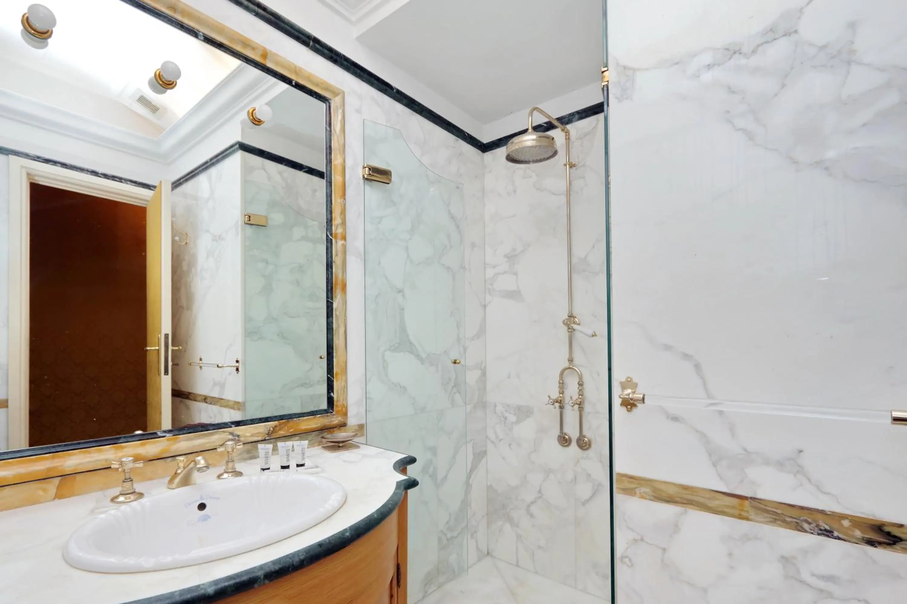 Elegant apartment nearby Trevi Fountain