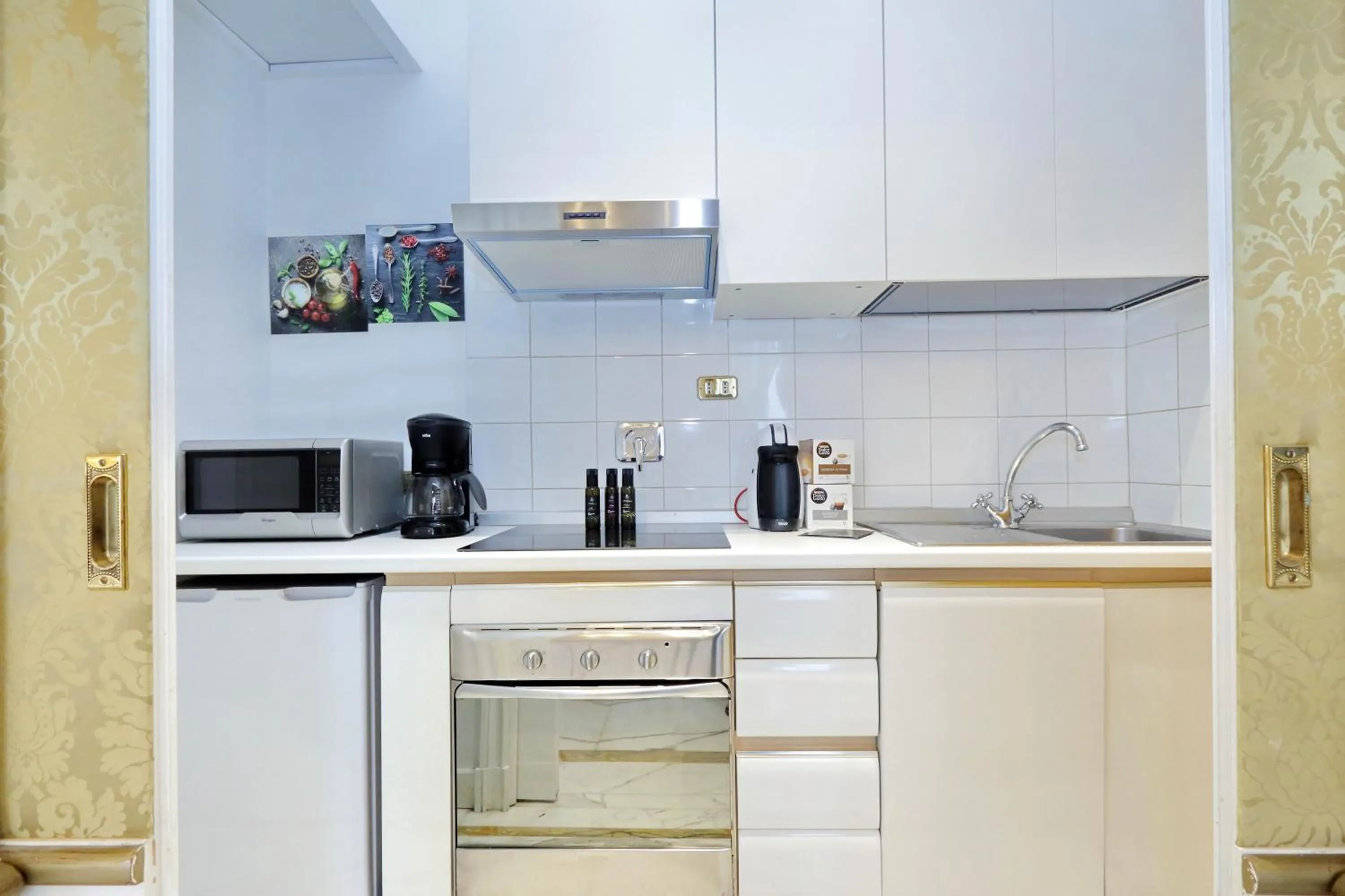 Elegant apartment nearby Trevi Fountain