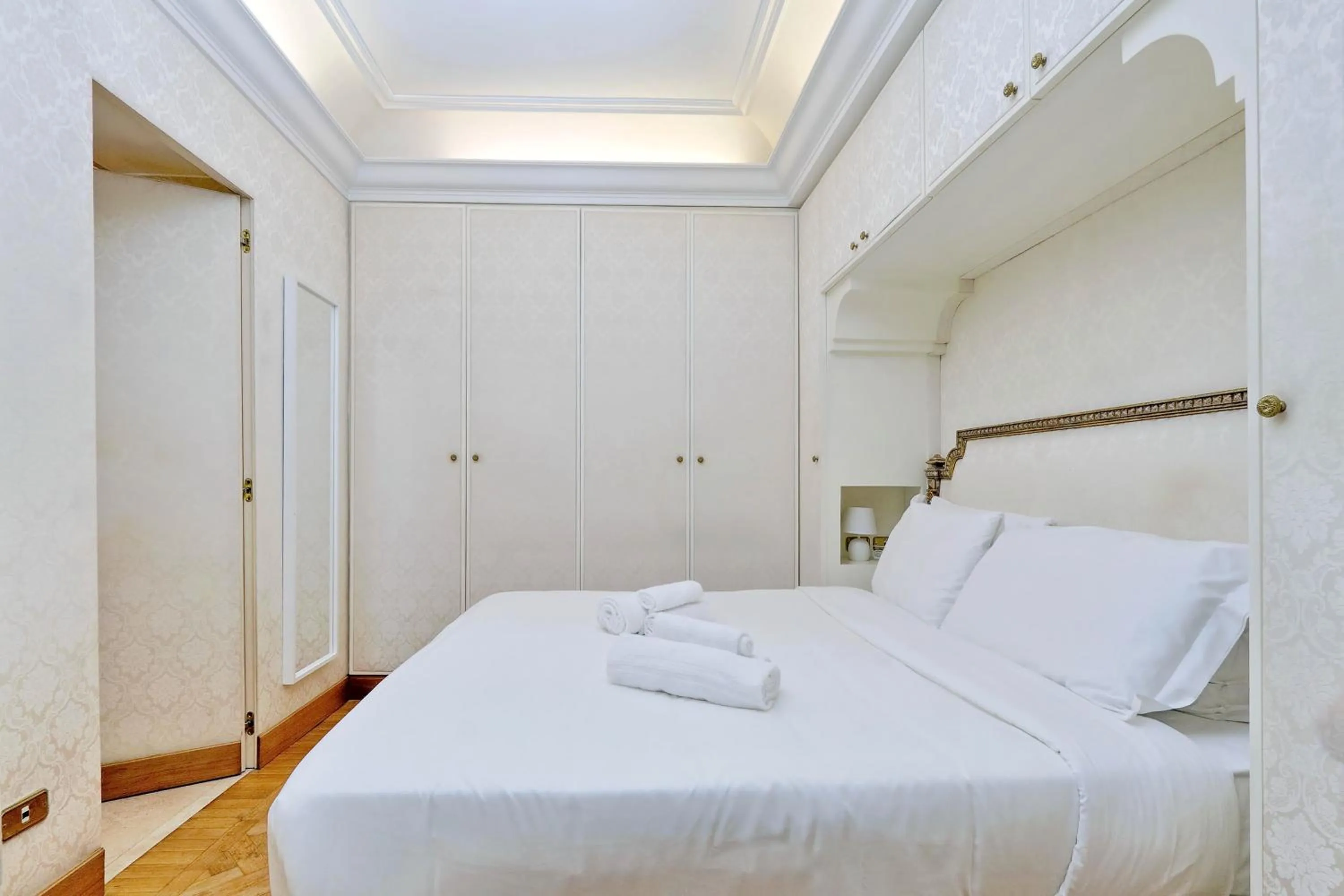 Elegant apartment nearby Trevi Fountain