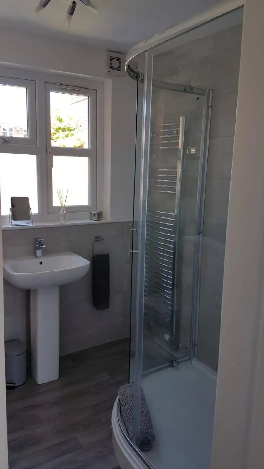 Shower in Debonair bnb @33