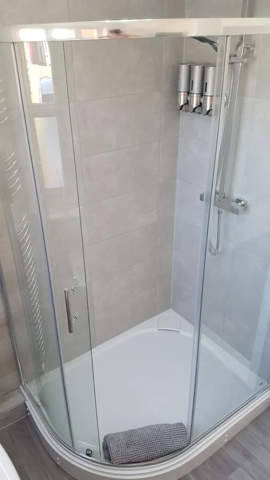 Shower in Debonair bnb @33