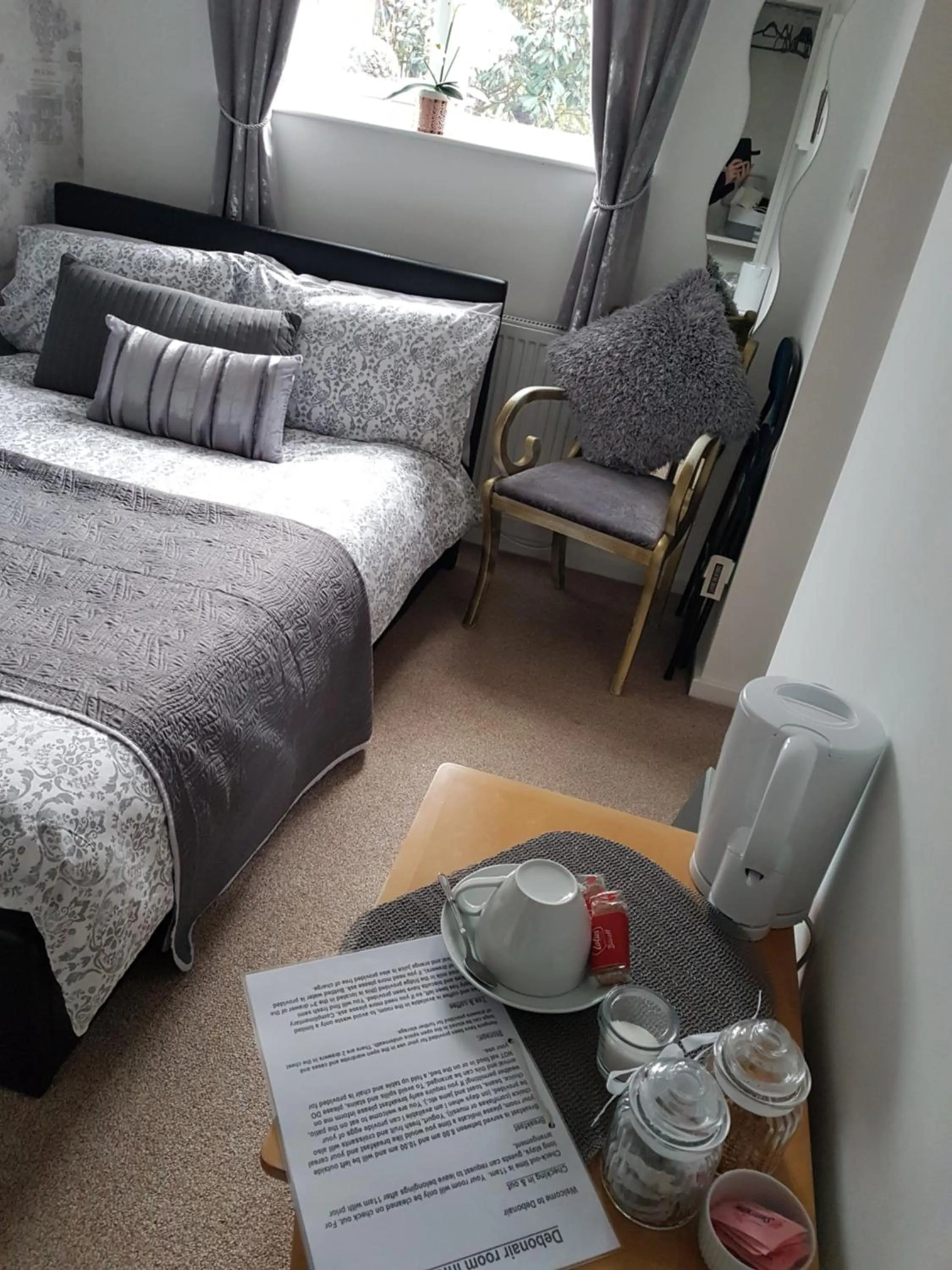 Photo of the whole room, Bed in Debonair bnb @33