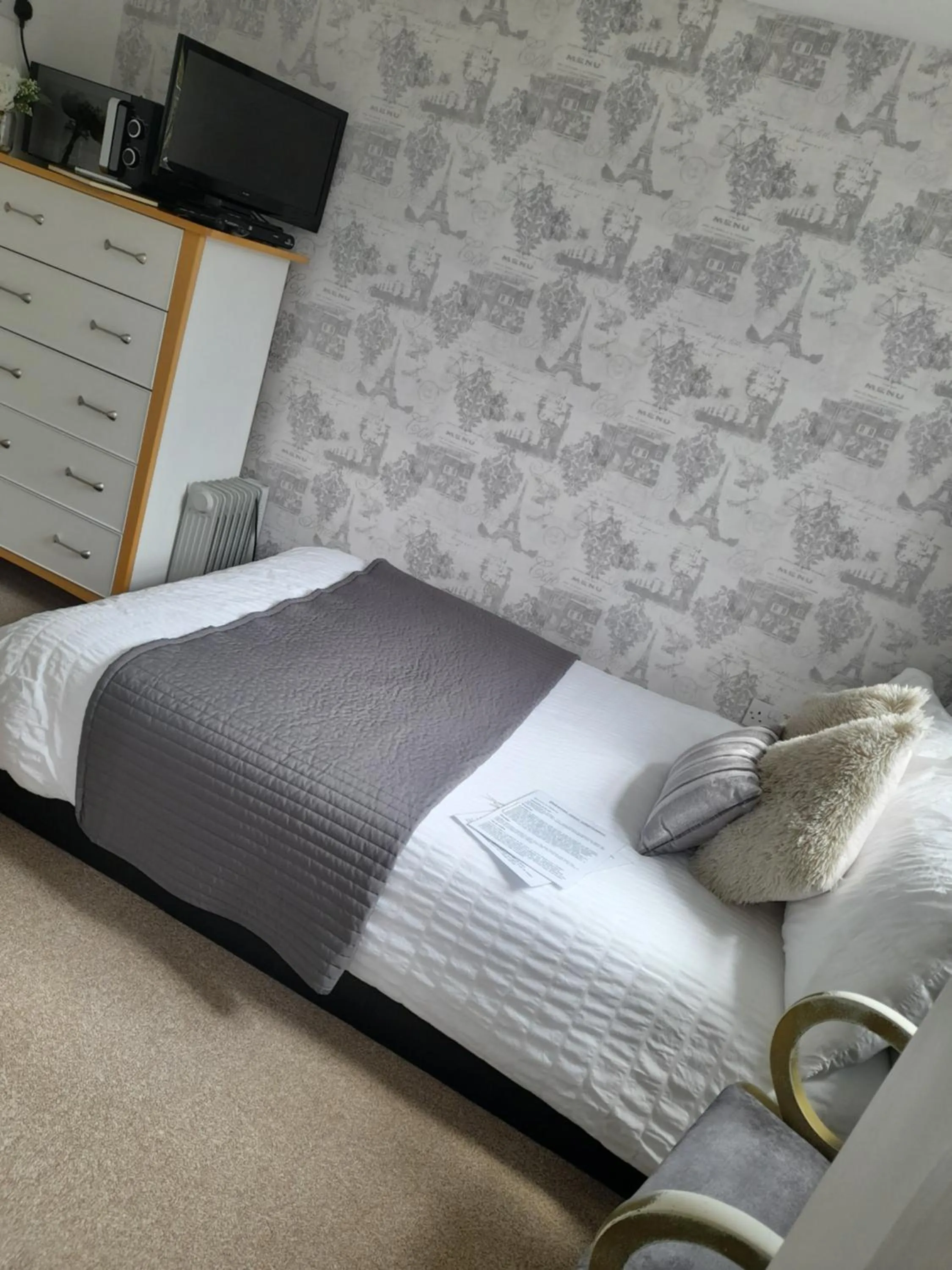 Bed in Debonair bnb @33