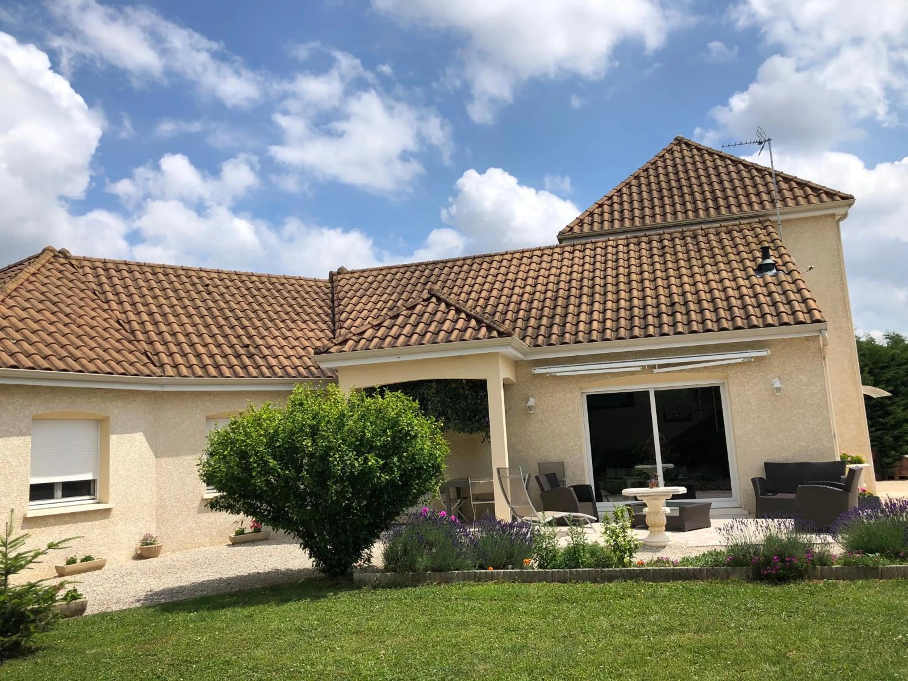 Facade/entrance in NAT&LYS