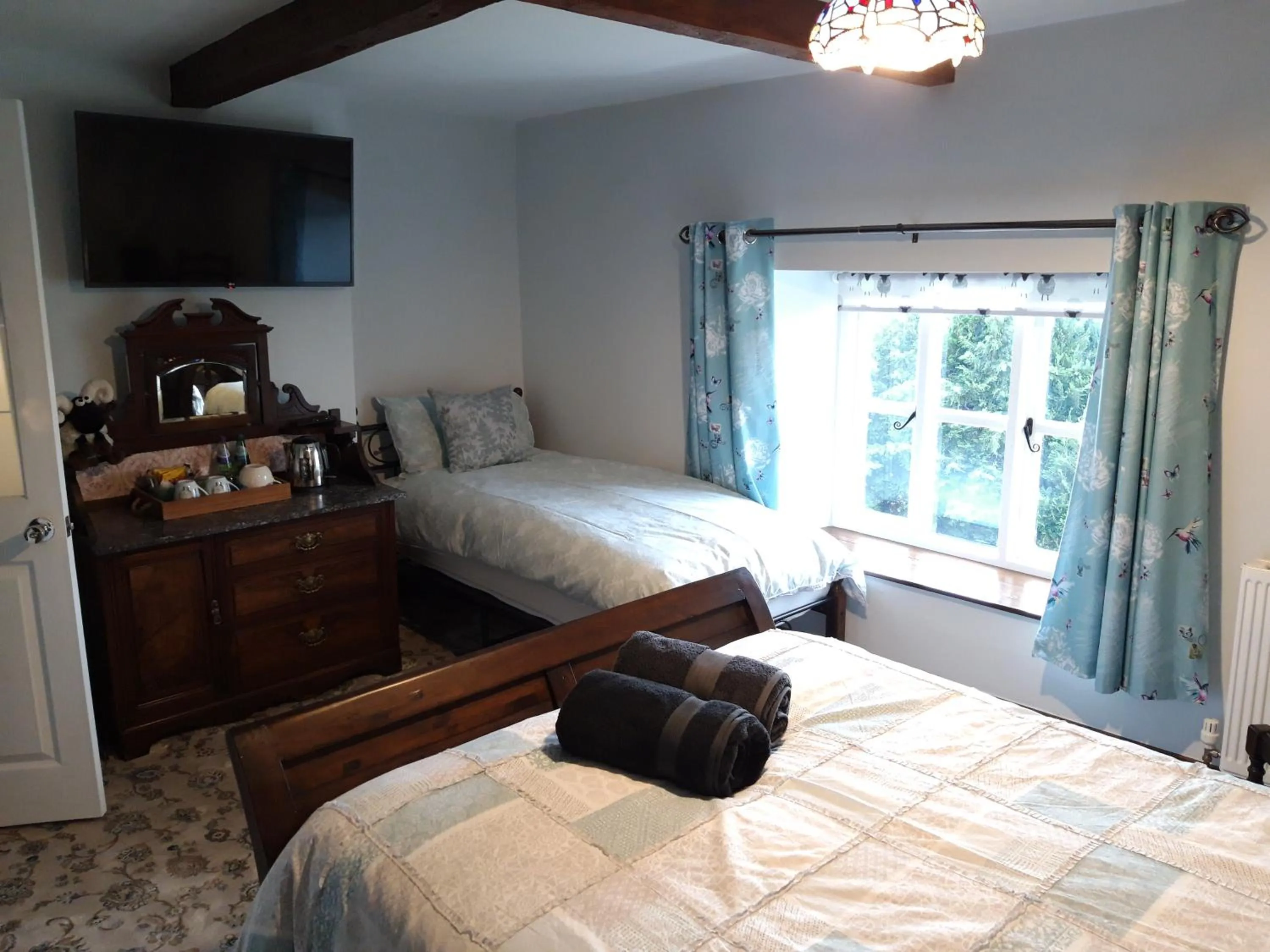 TV and multimedia, Bed in Upper Eyton Farmhouse B&B