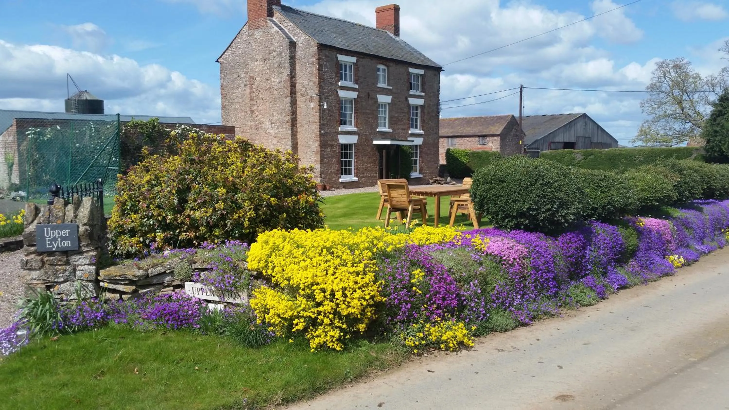 Day in Upper Eyton Farmhouse B&B