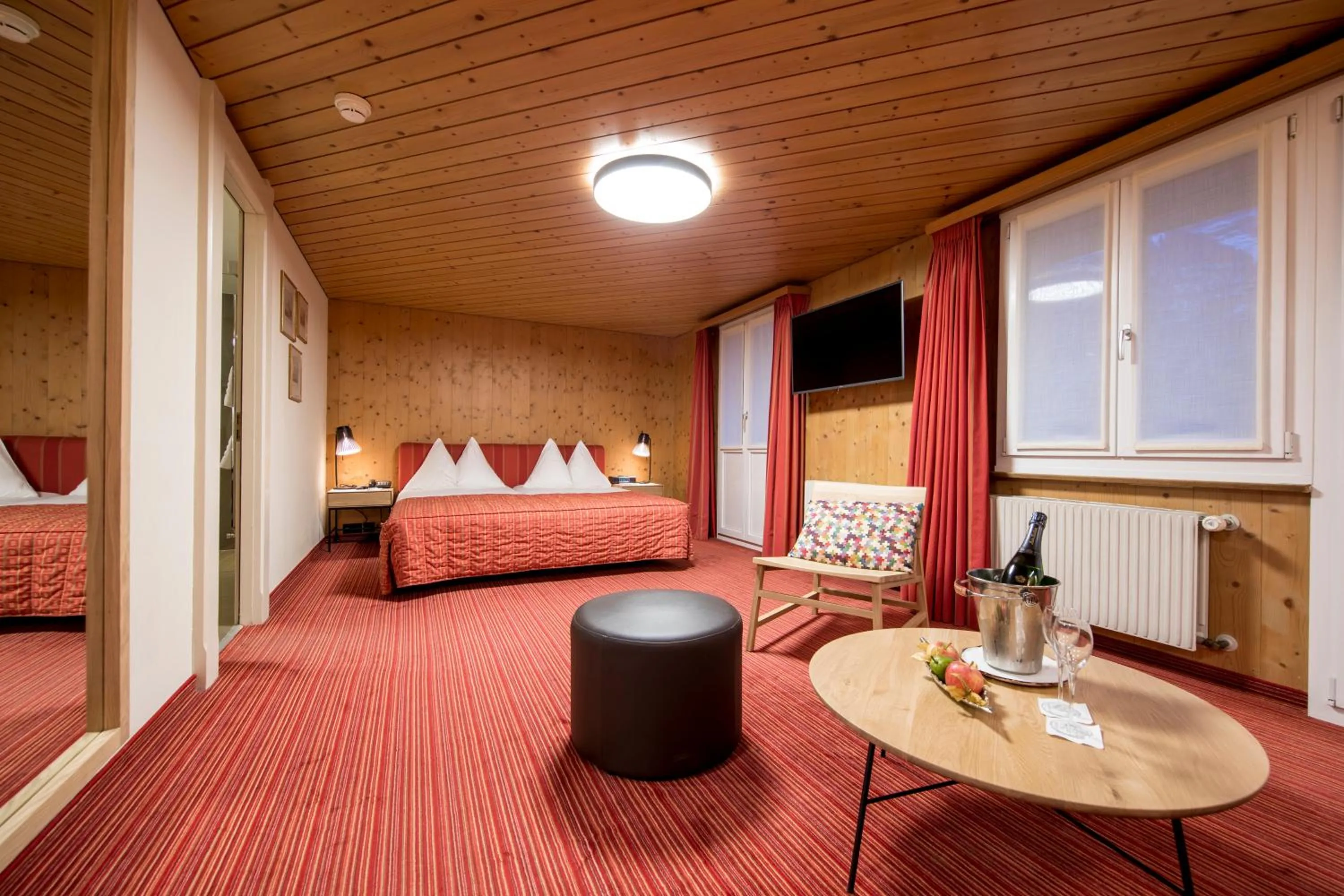 Photo of the whole room, Bed in Hotel Kreuz & Post Grindelwald