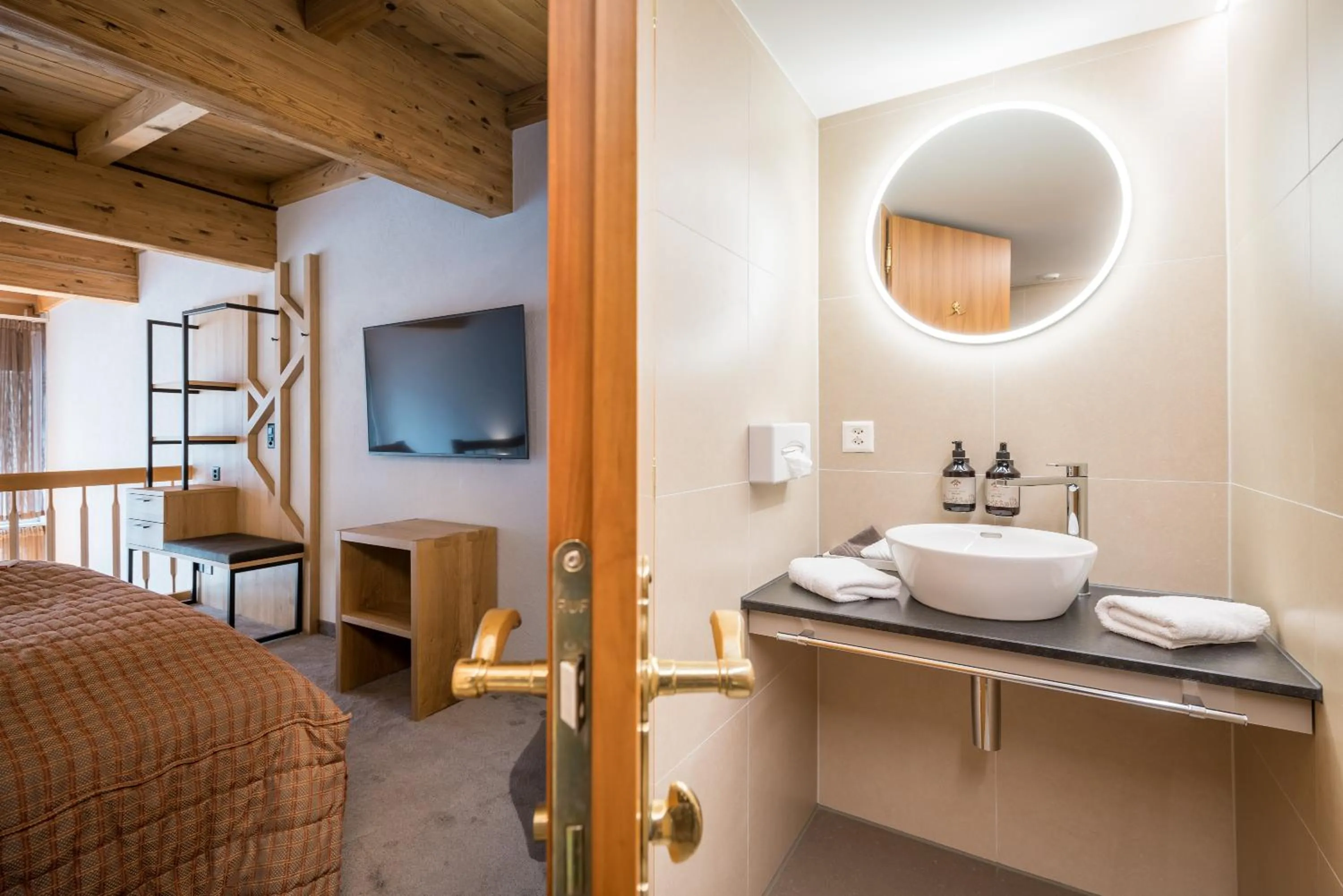 Bathroom, Bed in Hotel Kreuz & Post Grindelwald