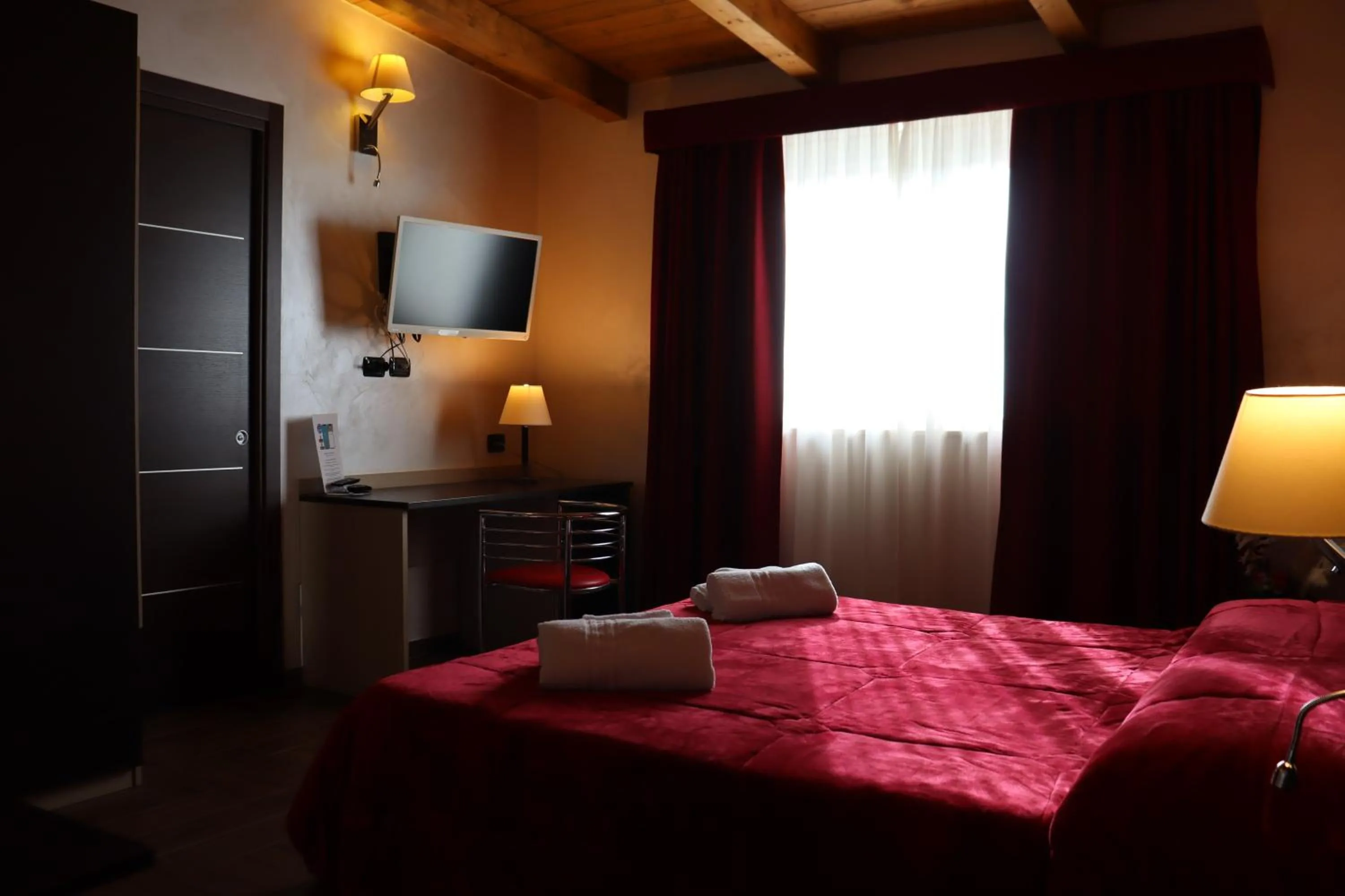 TV and multimedia, Bed in Hotel Paradiso