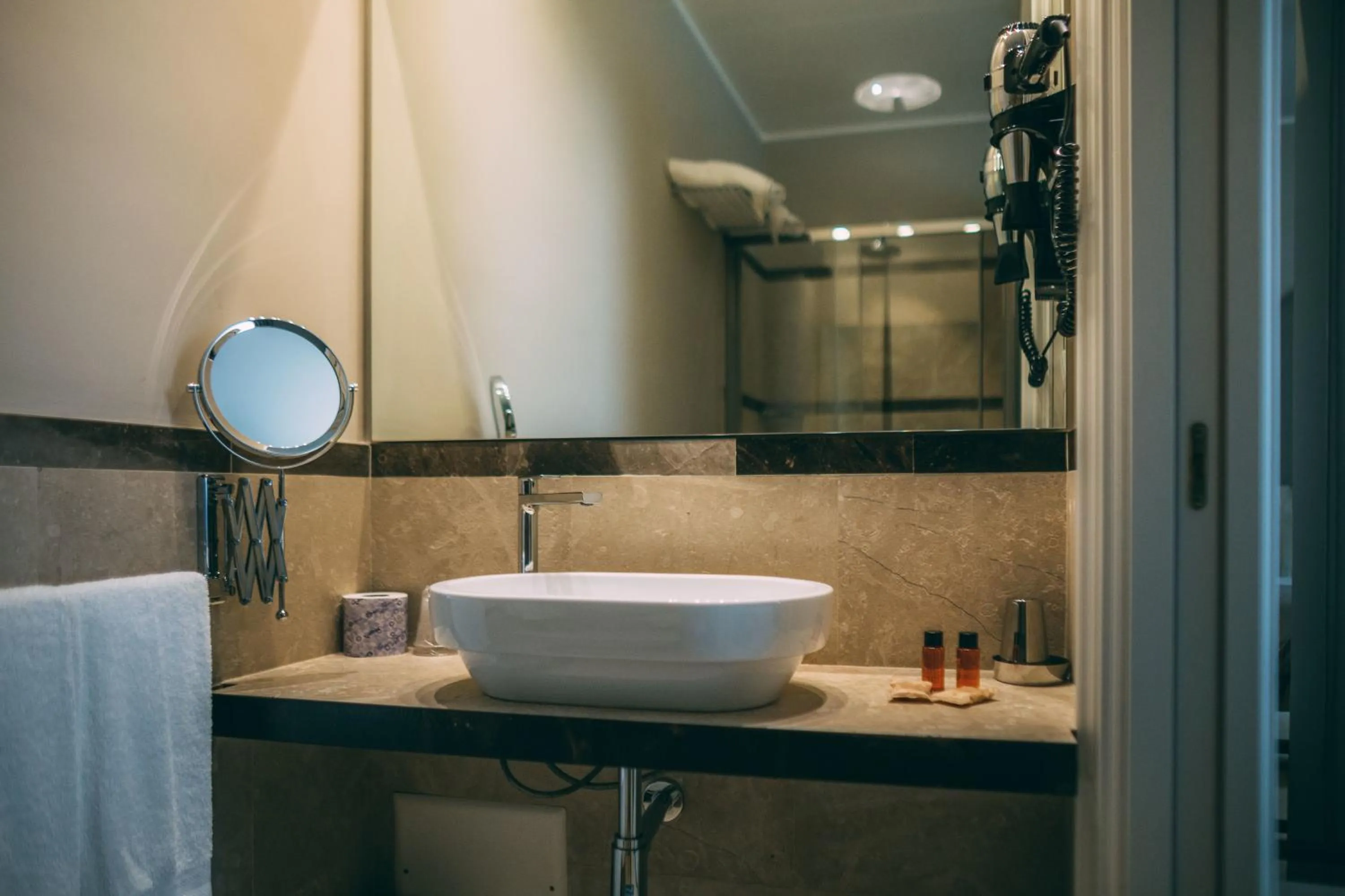 Bathroom in La Dépendance Hotel