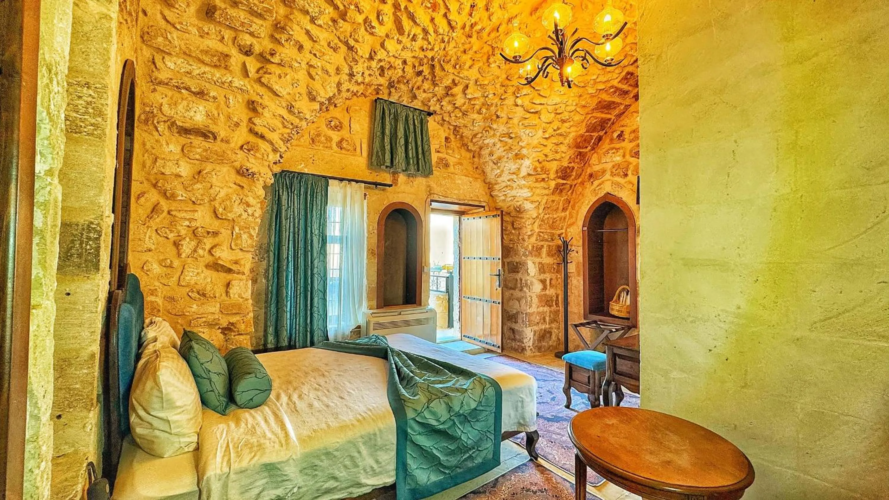 Photo of the whole room, Bed in Fairouz Konak Otel