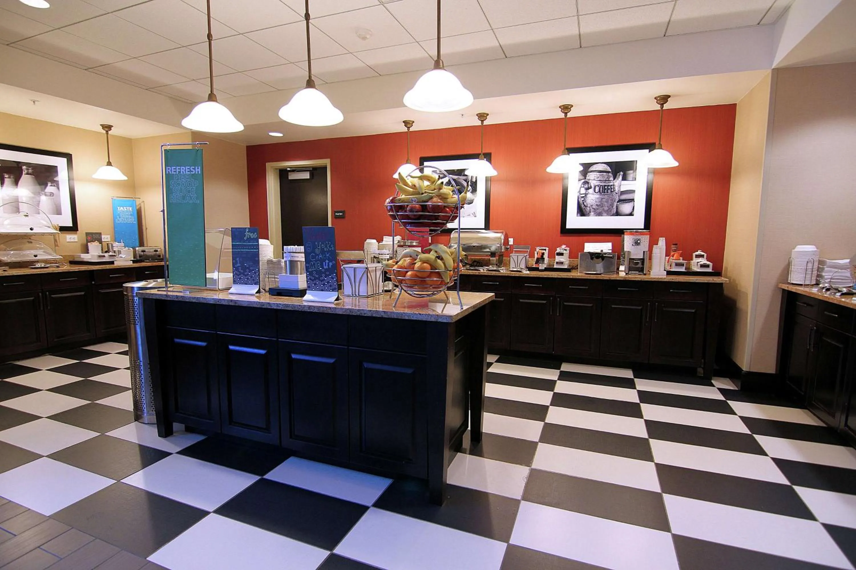 Dining area in Hampton Inn & Suites Grand Forks