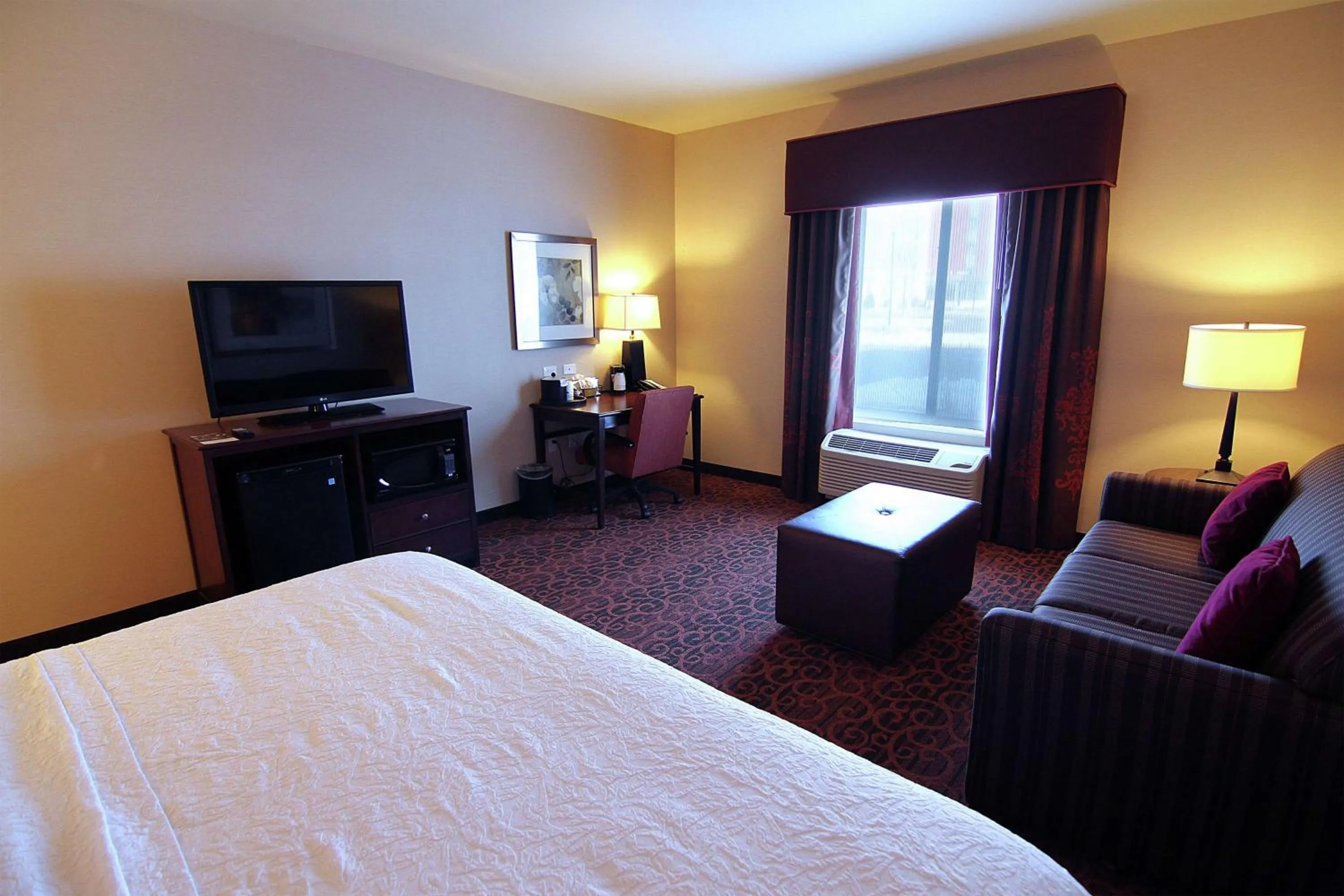 Bedroom, Bed in Hampton Inn & Suites Grand Forks