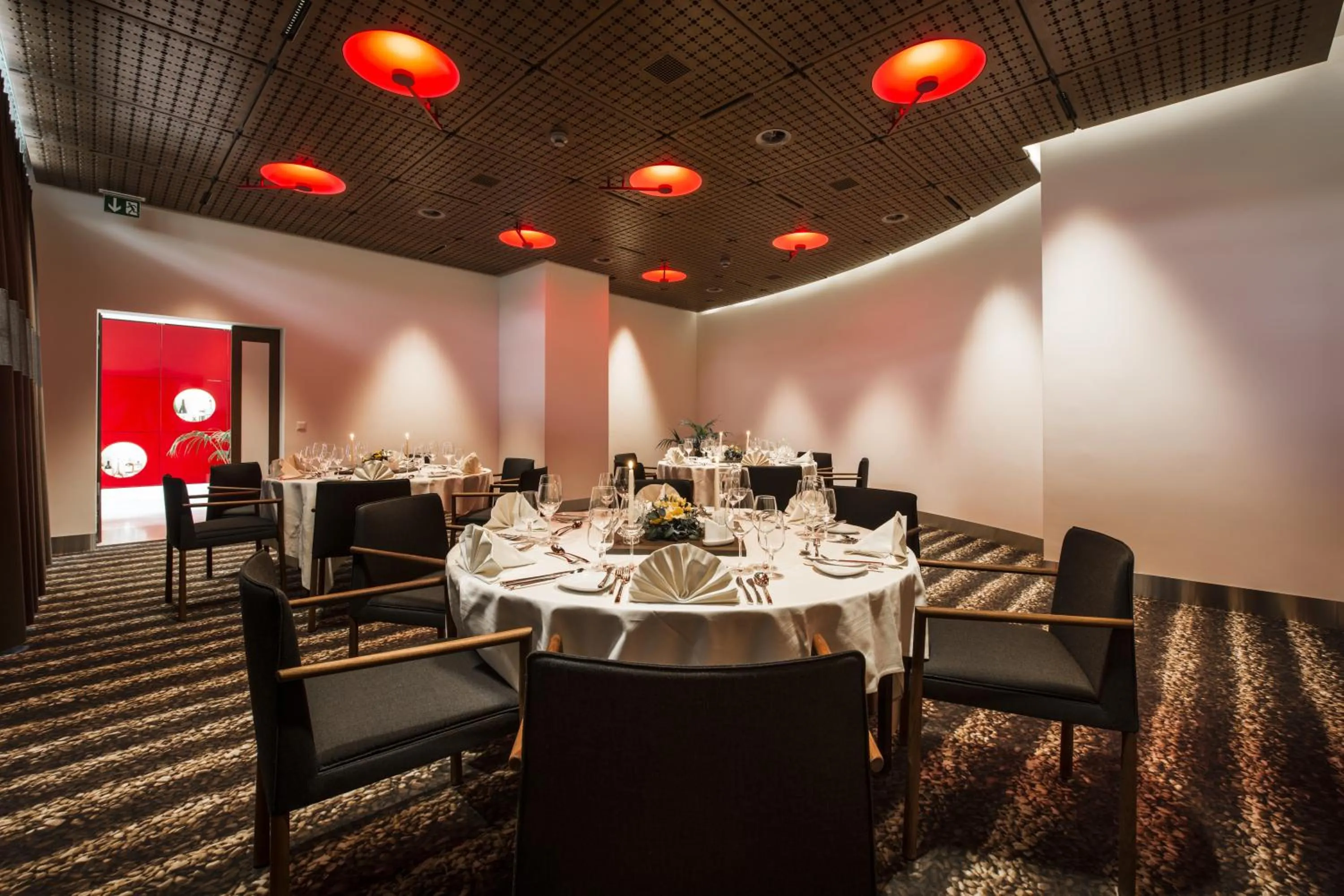 Restaurant/places to eat in Hotel Ambassador