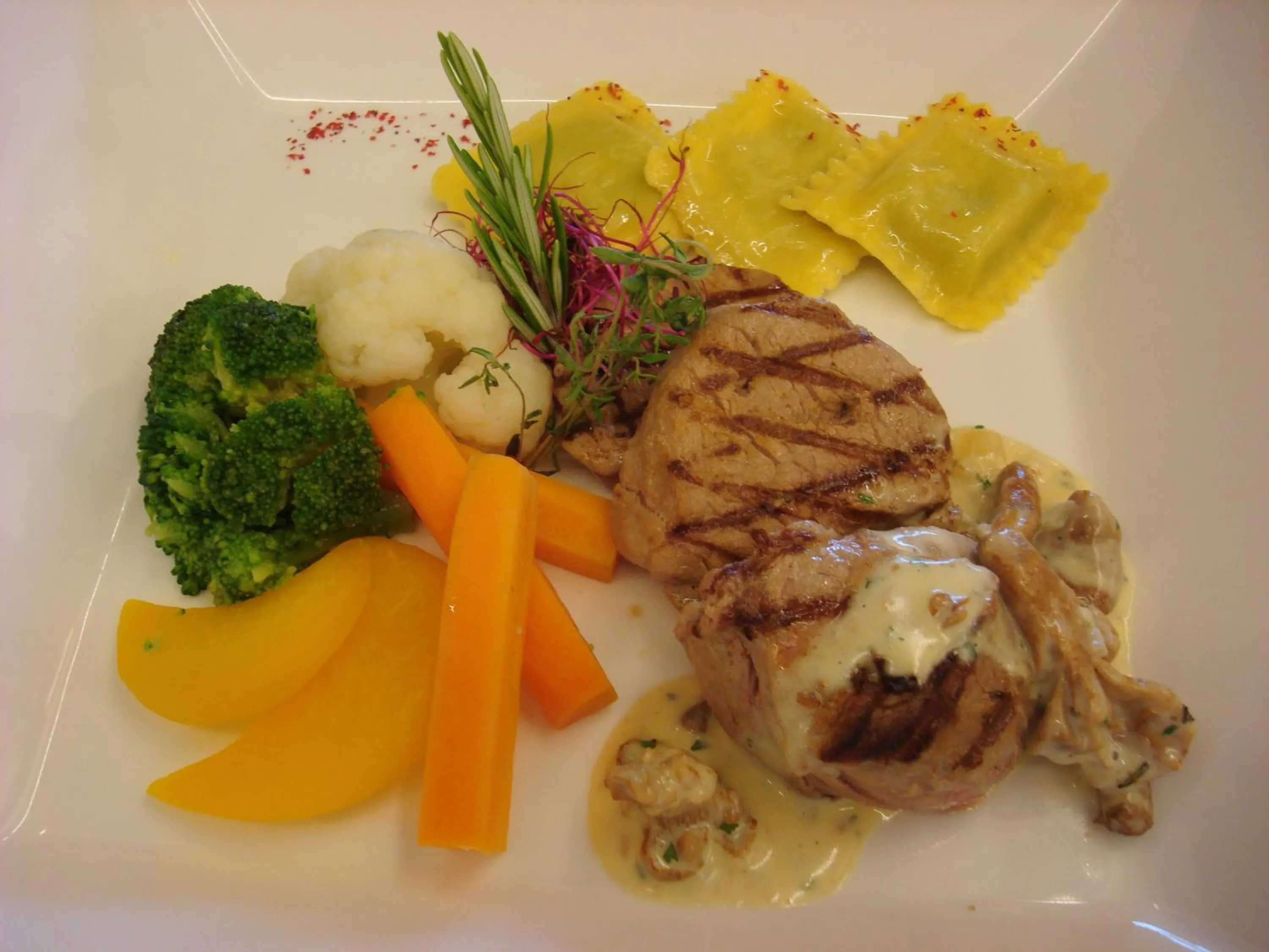 Food and drinks in Hotel Ambassador