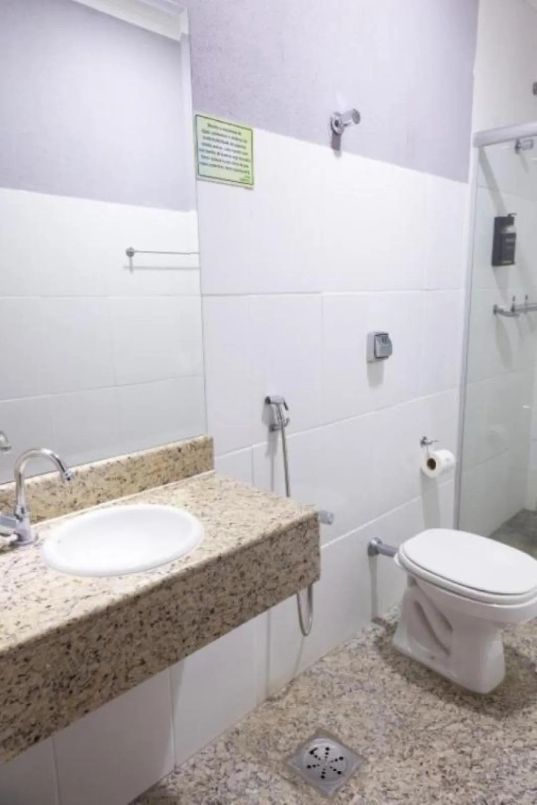 Bathroom in BOMBONATO HOTEL - Fácil Acesso ao Aeroporto e parque de Exposições ABCZ