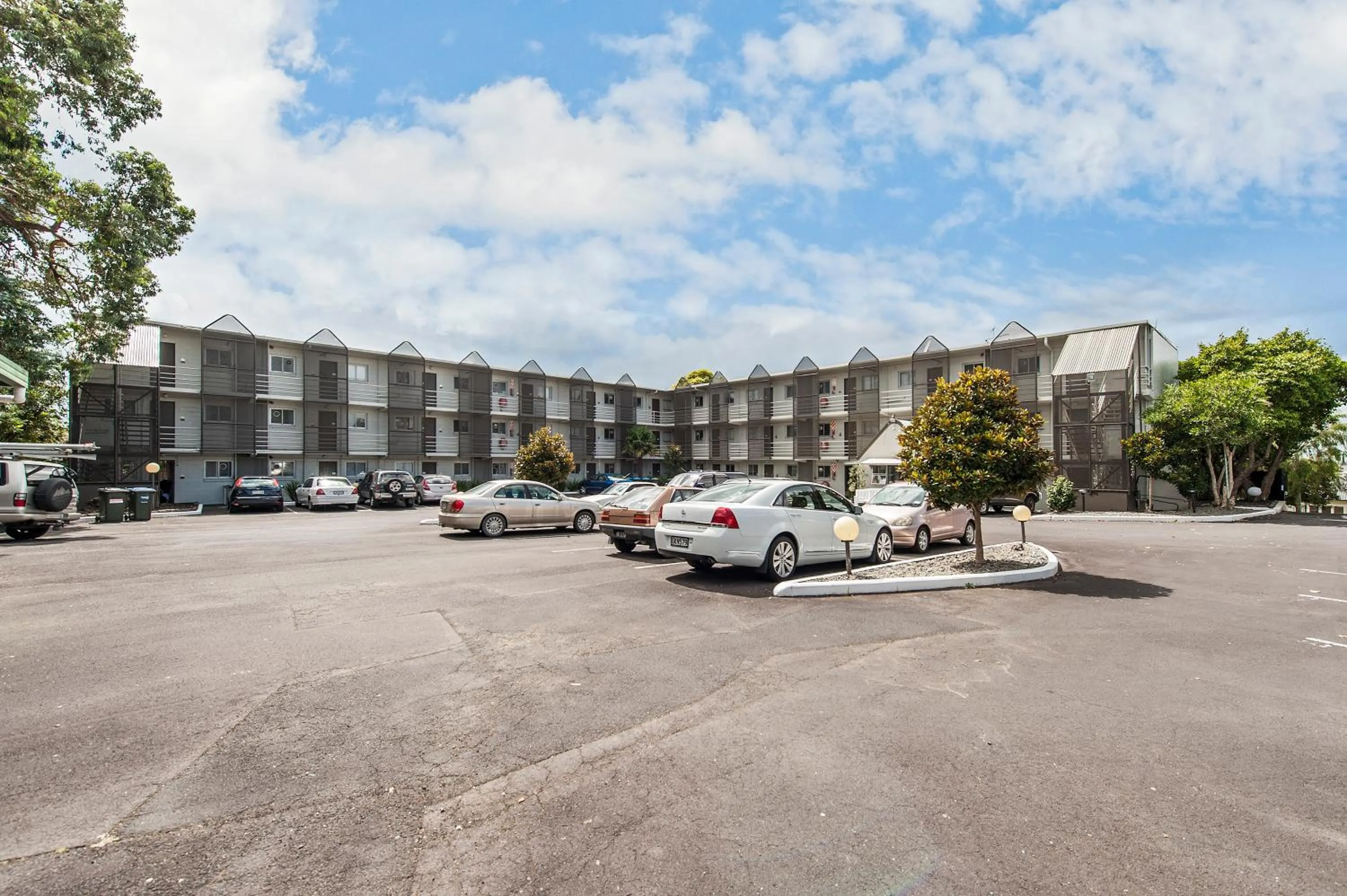 Facade/entrance in City Towers Apartments