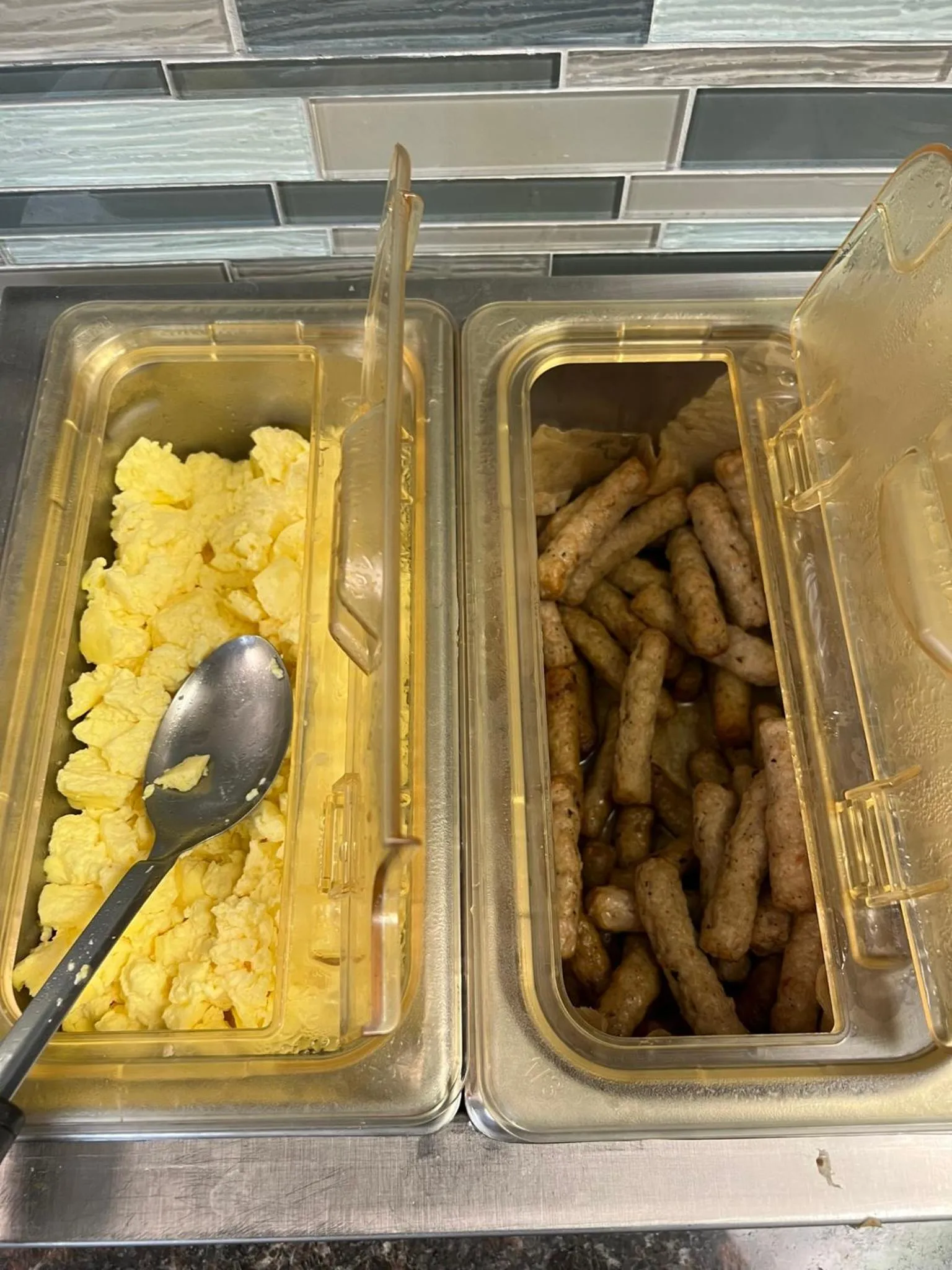 Breakfast in Greenlight Inn & Suites St James