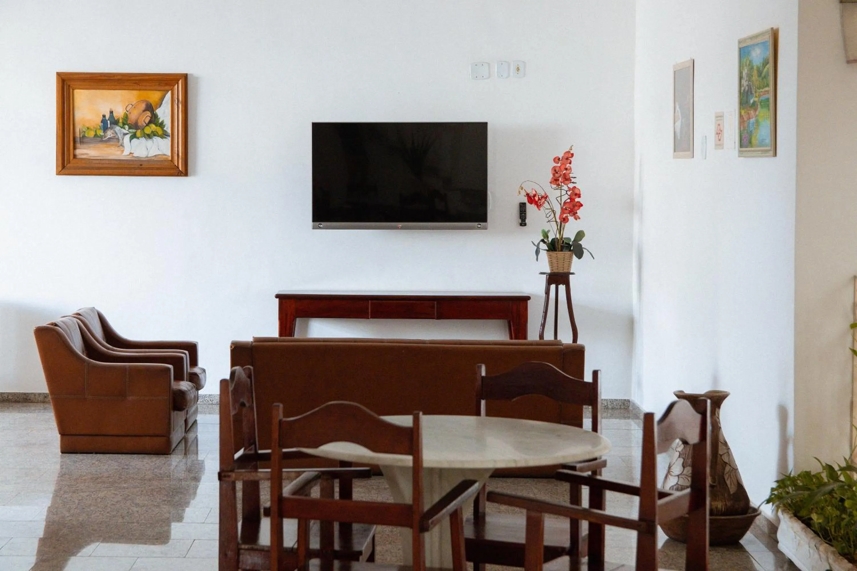 Communal lounge/ TV room in Hotel Recanto dos Pássaros