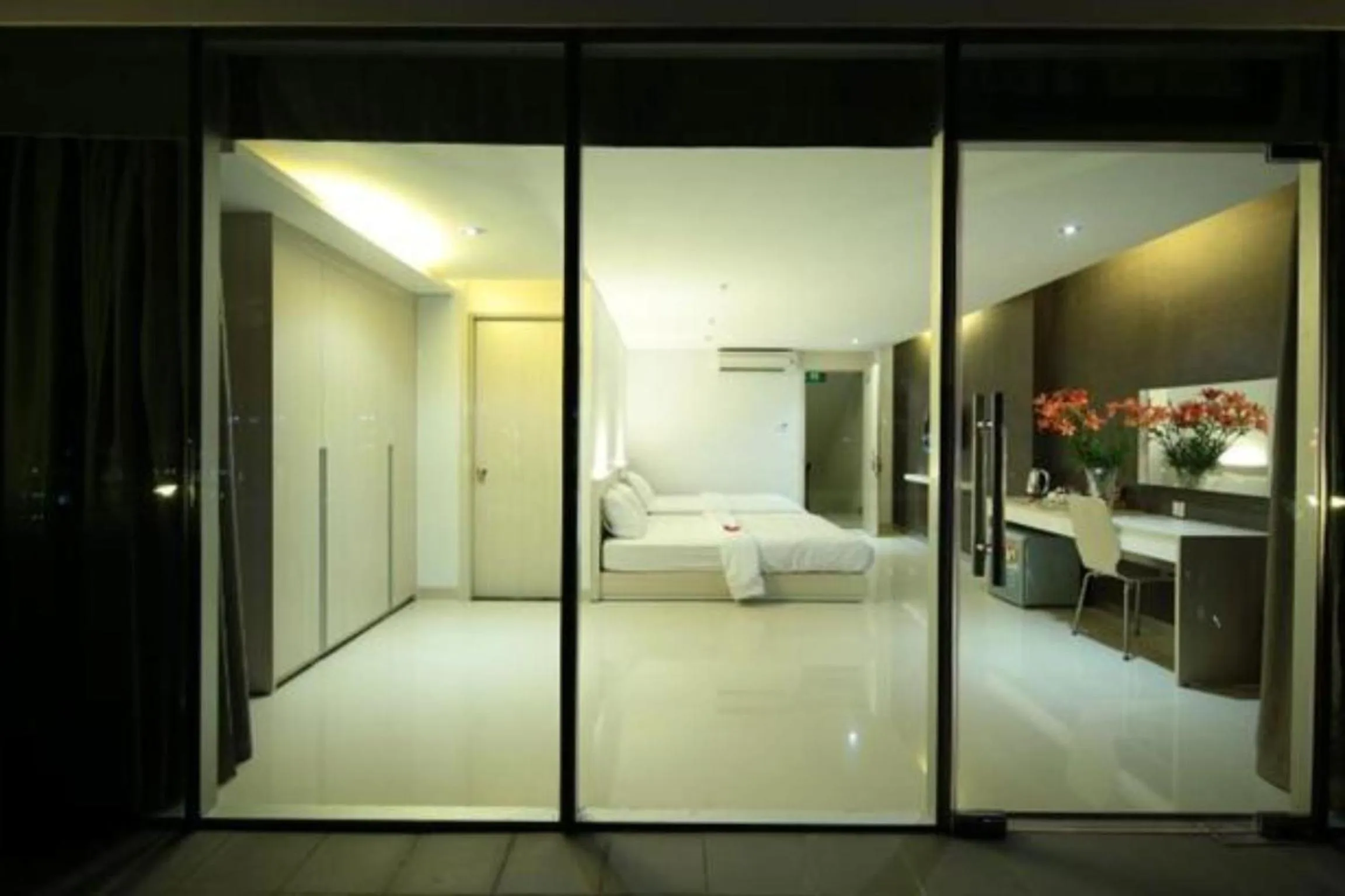 Photo of the whole room in Tristar Hotel