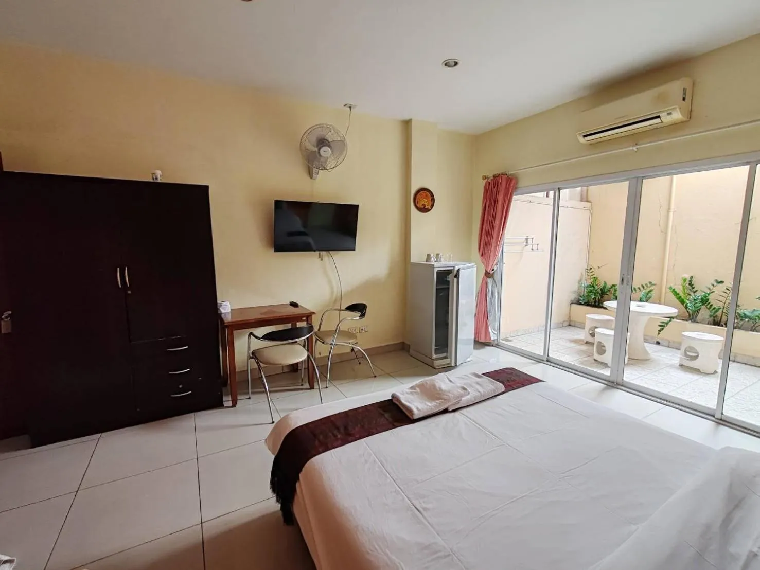 Bedroom, Bed in Jomtien Hostel