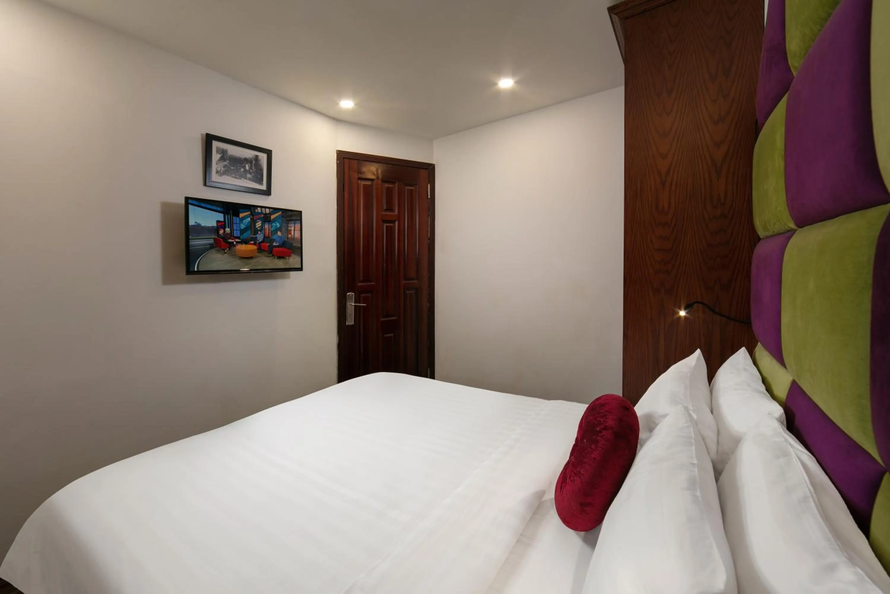 TV and multimedia, Bed in Vision Premier Hotel & Spa