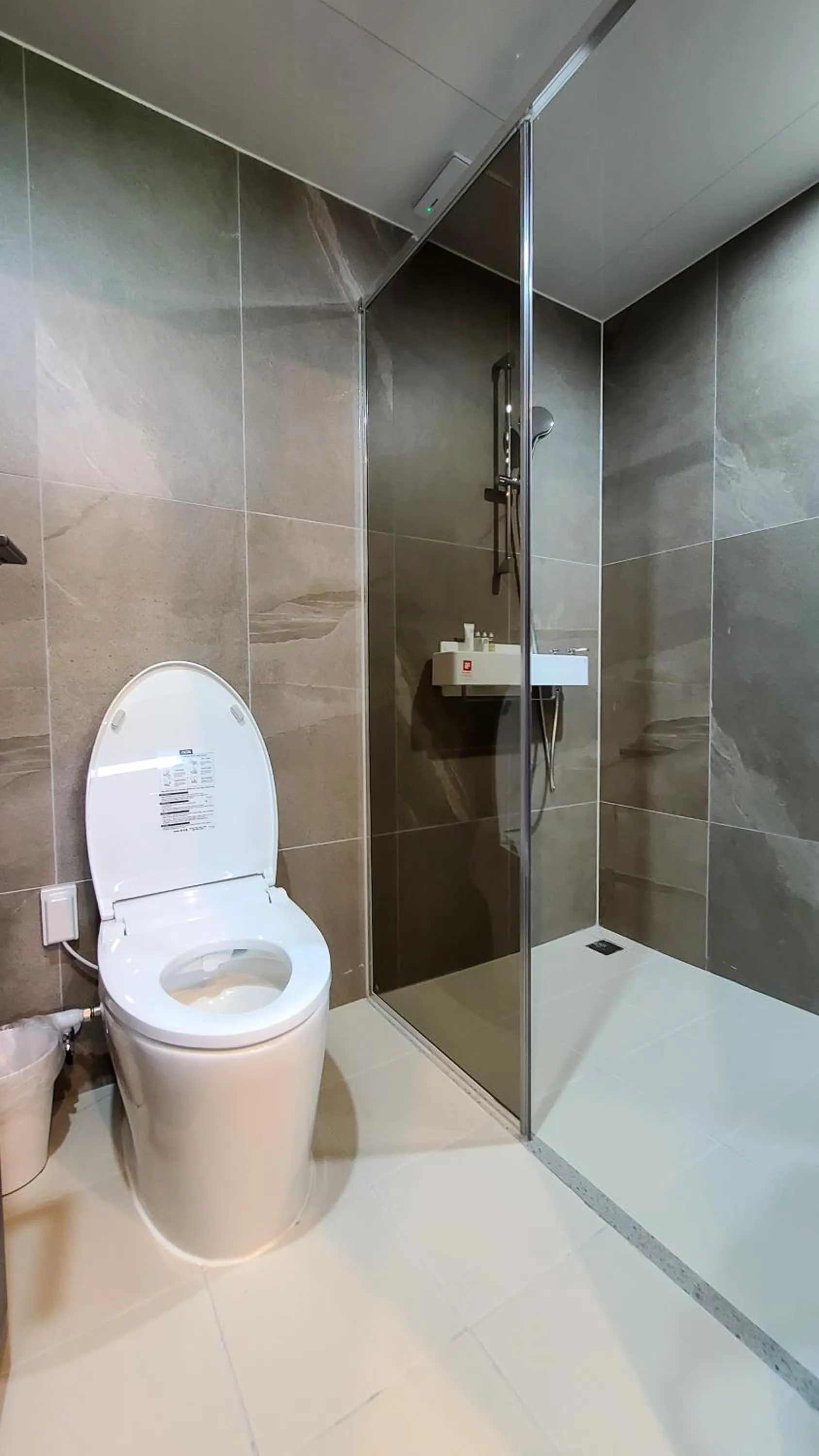 Shower in Hotel Ohevday