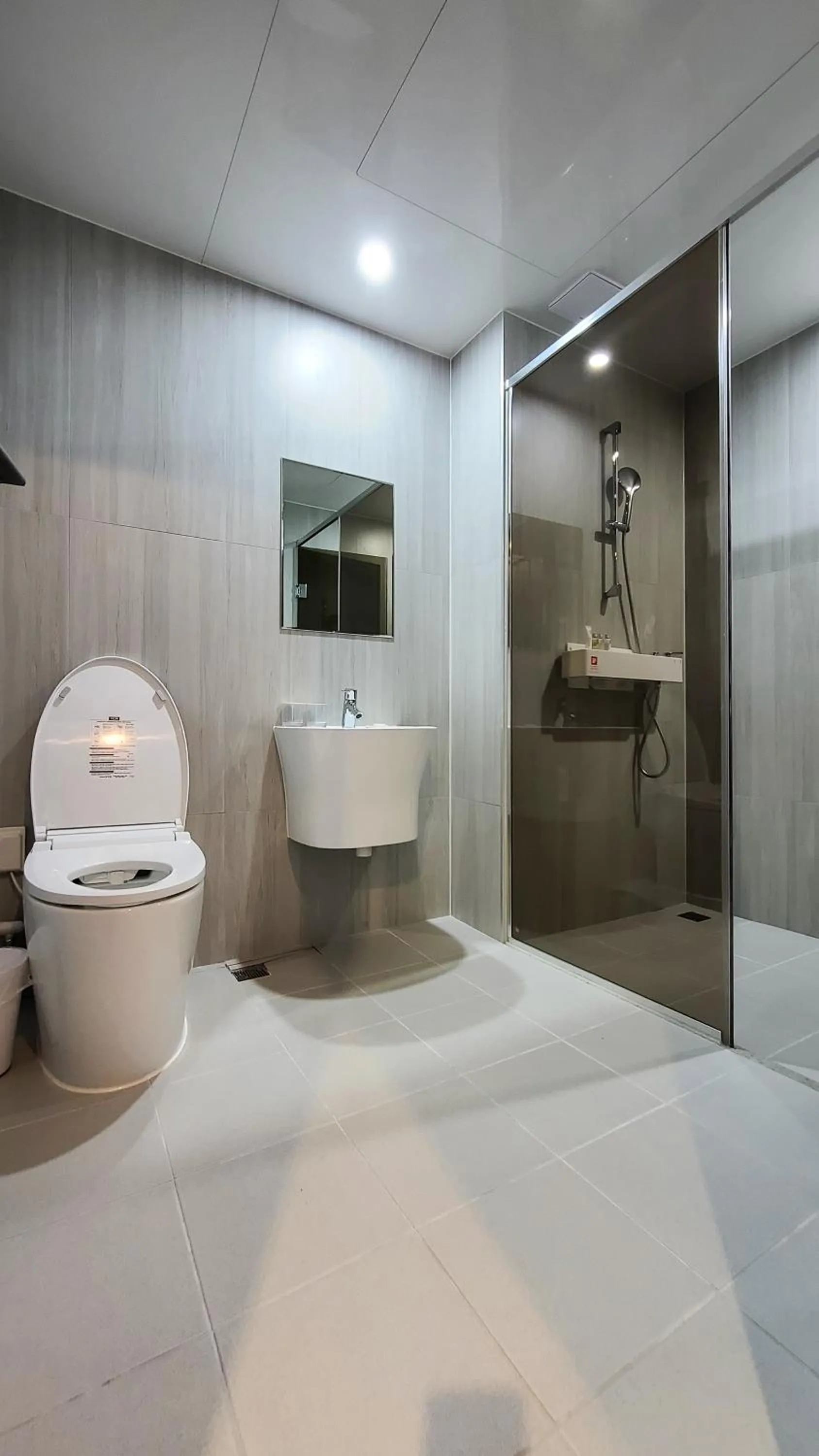 Shower in Hotel Ohevday