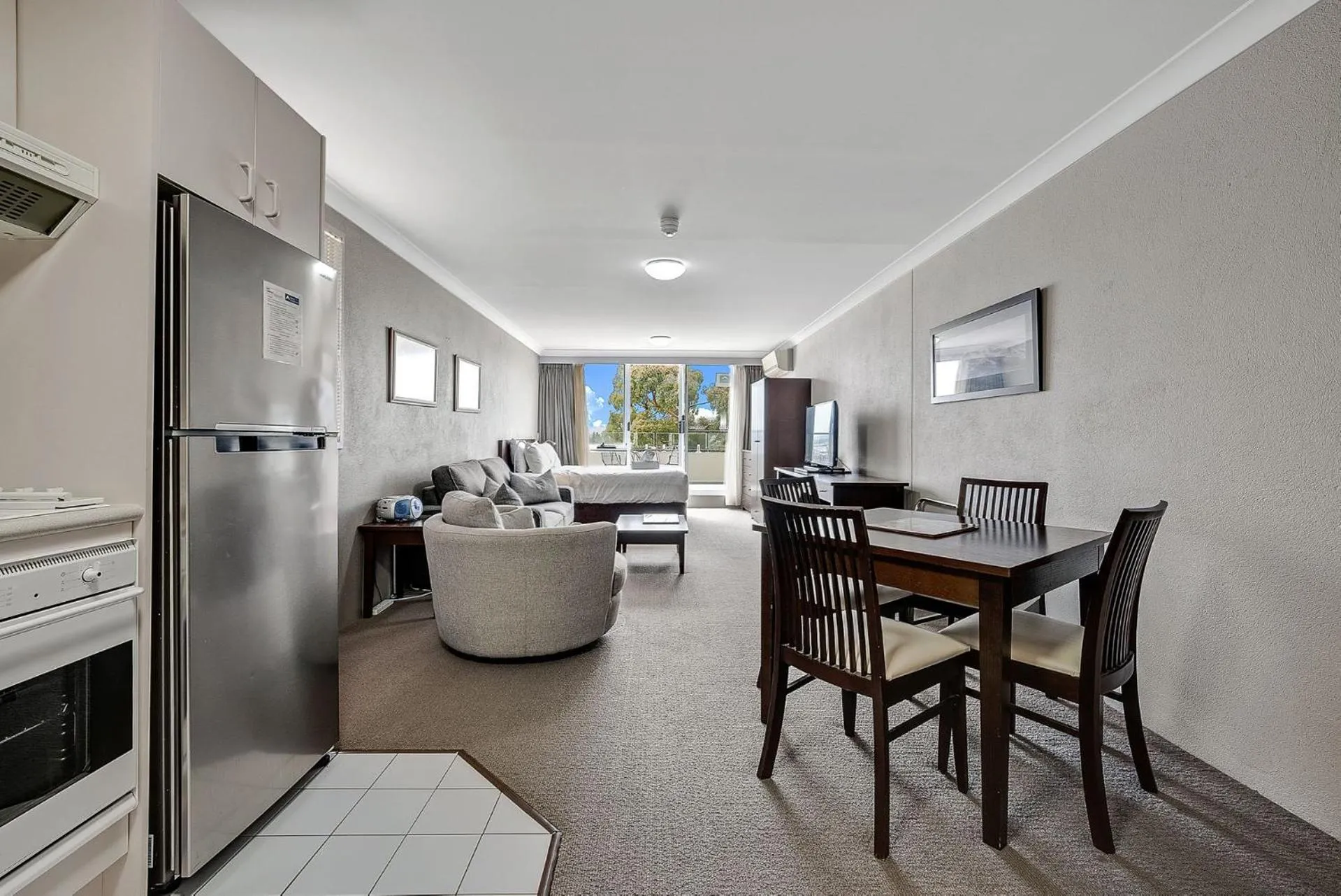 Horizons 201 - Lake Front Studio l Pool l Tennis Court l Bar l WiFi