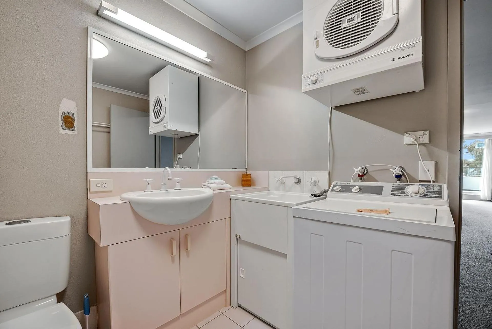 Horizons 201 - Lake Front Studio l Pool l Tennis Court l Bar l WiFi