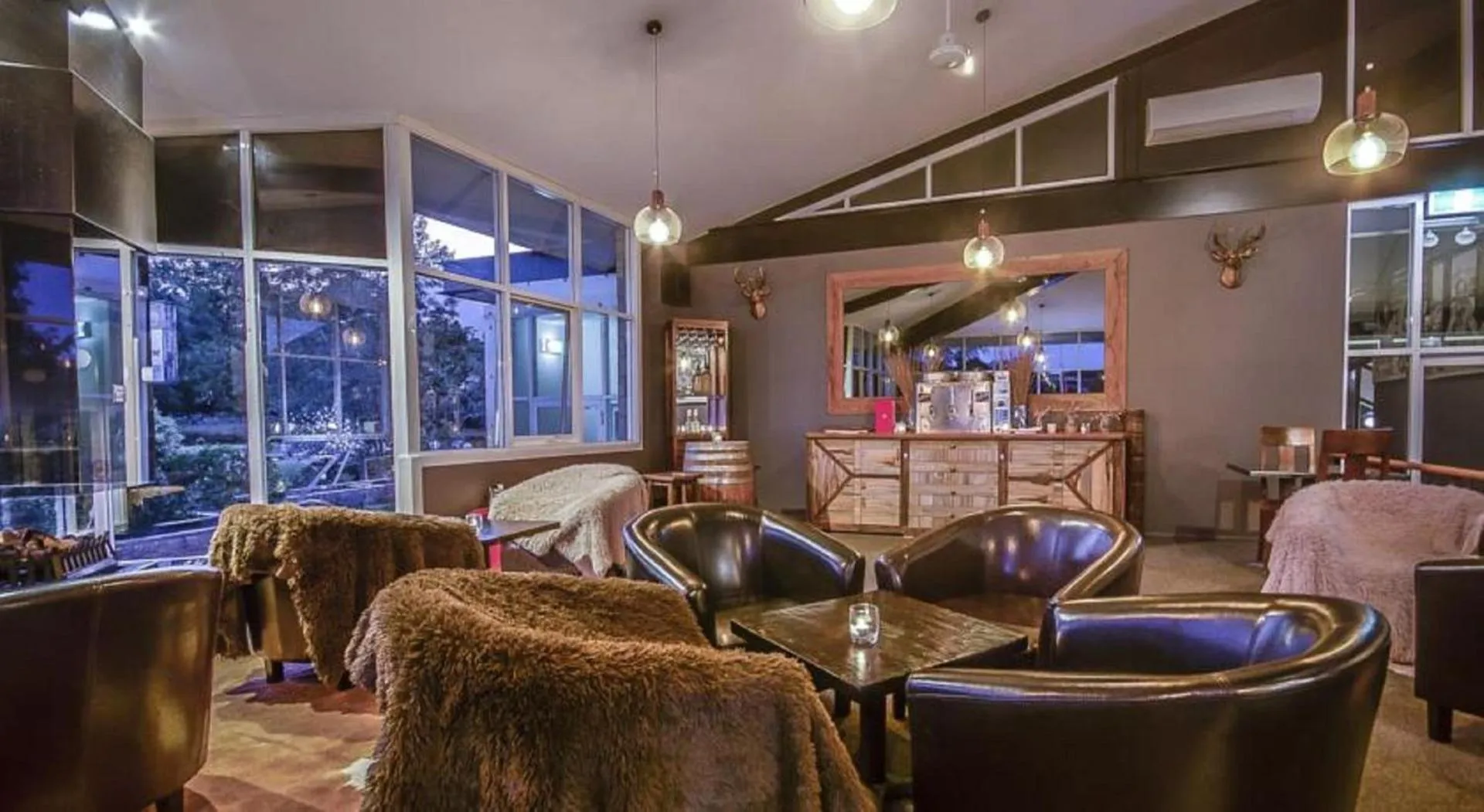 Horizons 201 - Lake Front Studio l Pool l Tennis Court l Bar l WiFi