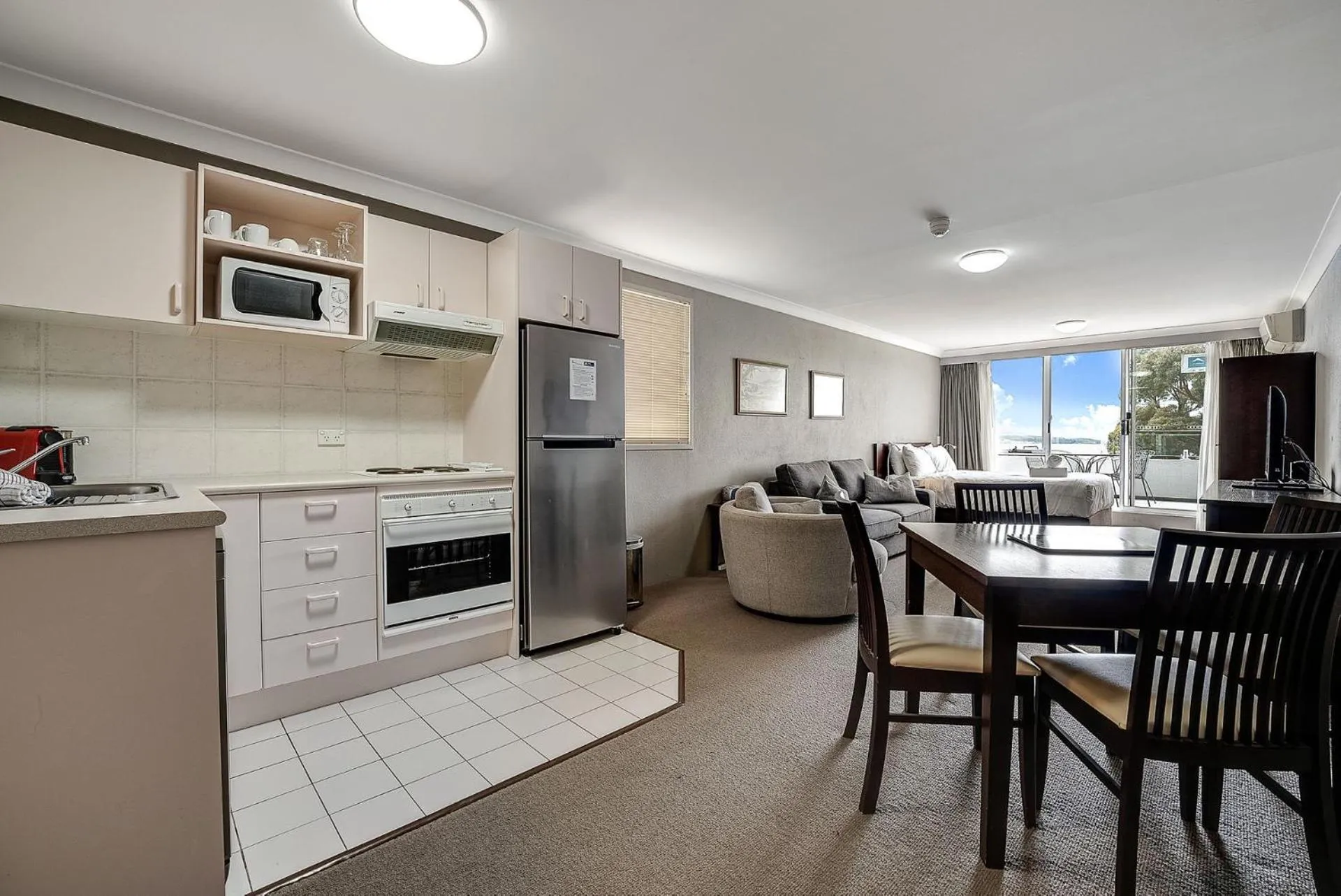 Horizons 201 - Lake Front Studio l Pool l Tennis Court l Bar l WiFi