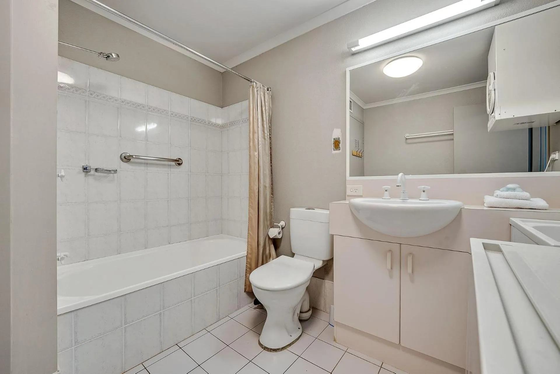 Horizons 201 - Lake Front Studio l Pool l Tennis Court l Bar l WiFi