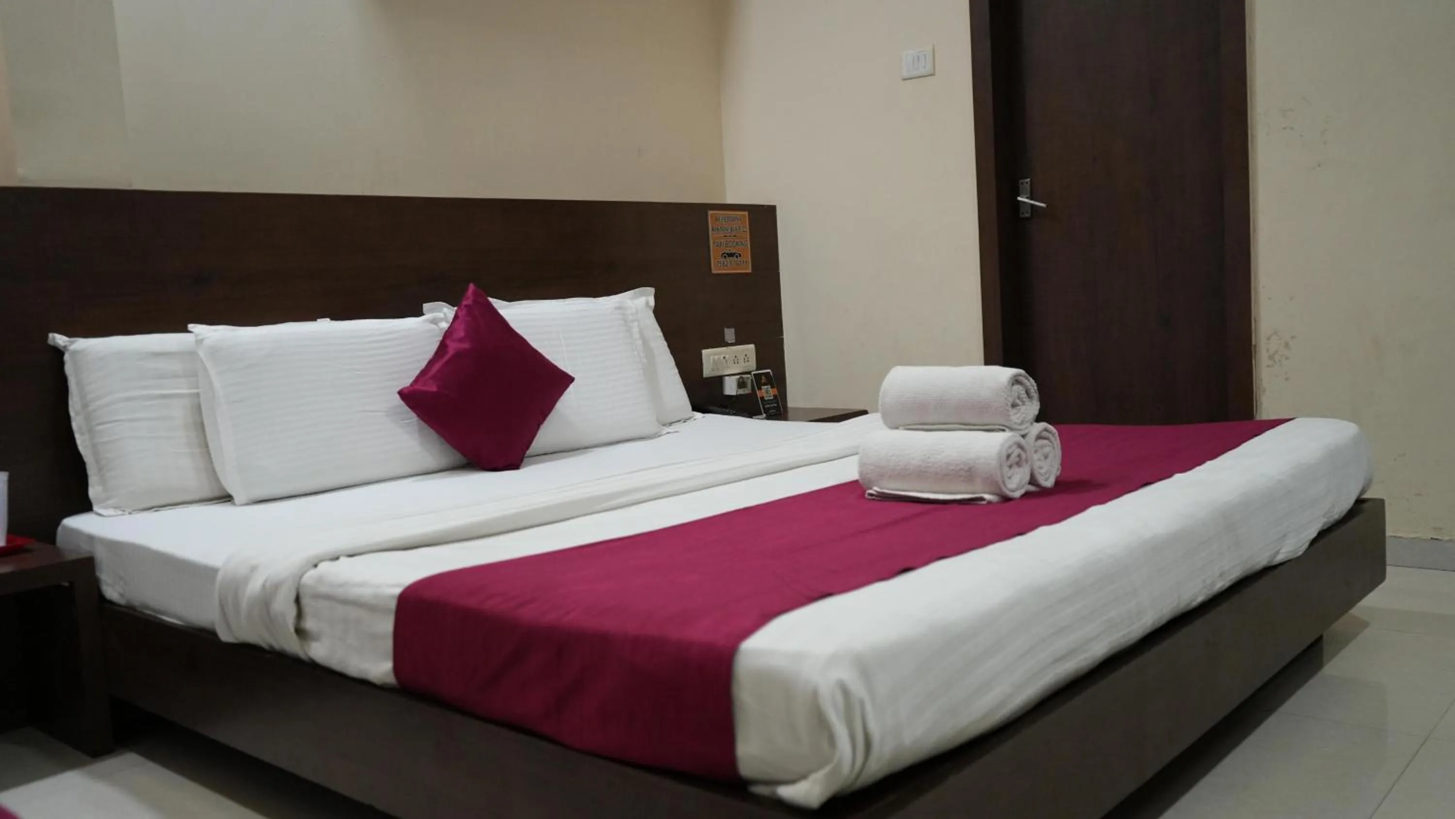 Bedroom, Bed in Hotel Satyug