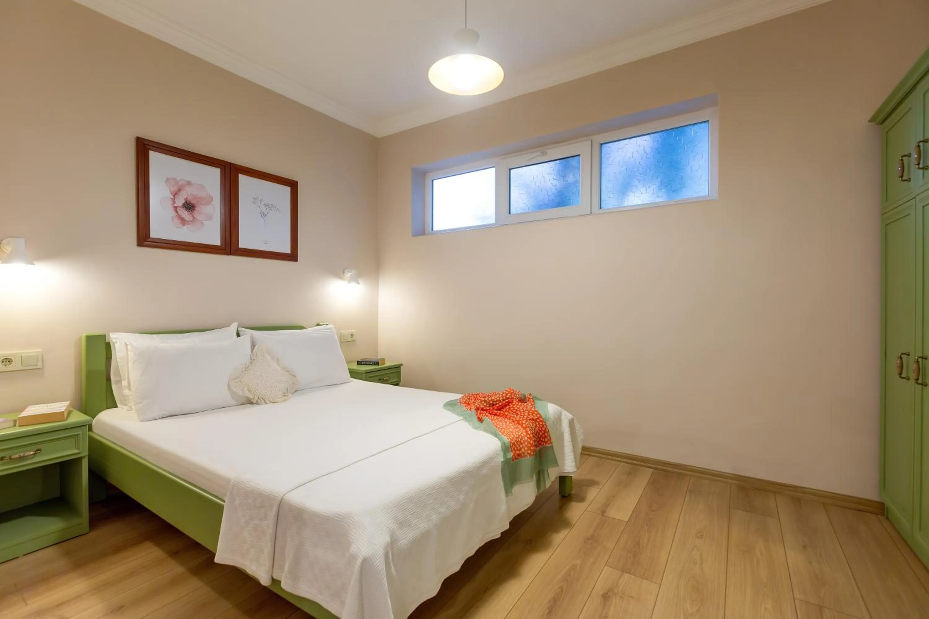 Photo of the whole room, Bed in Gurel Garden House