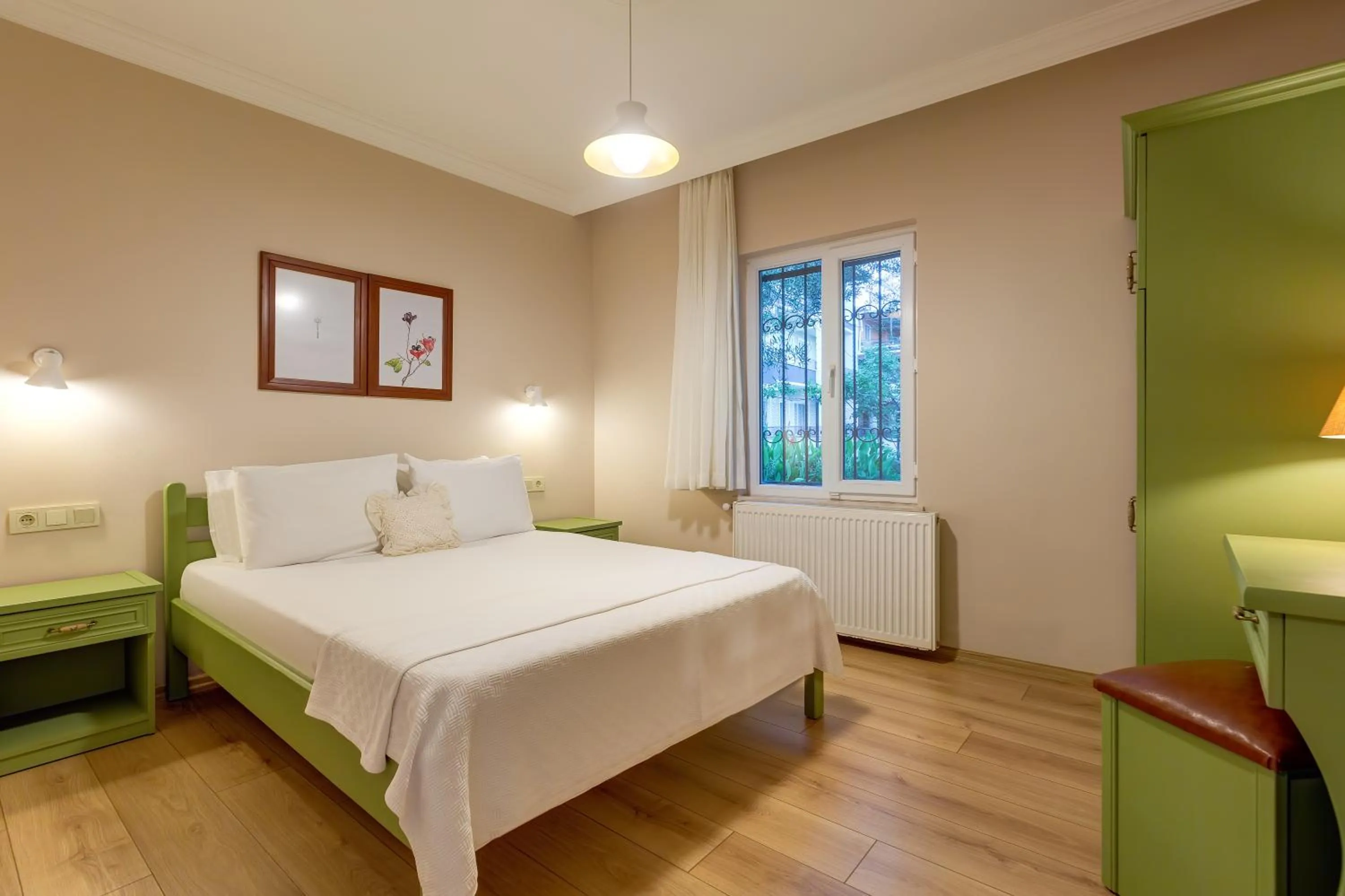 Photo of the whole room, Bed in Gurel Garden House