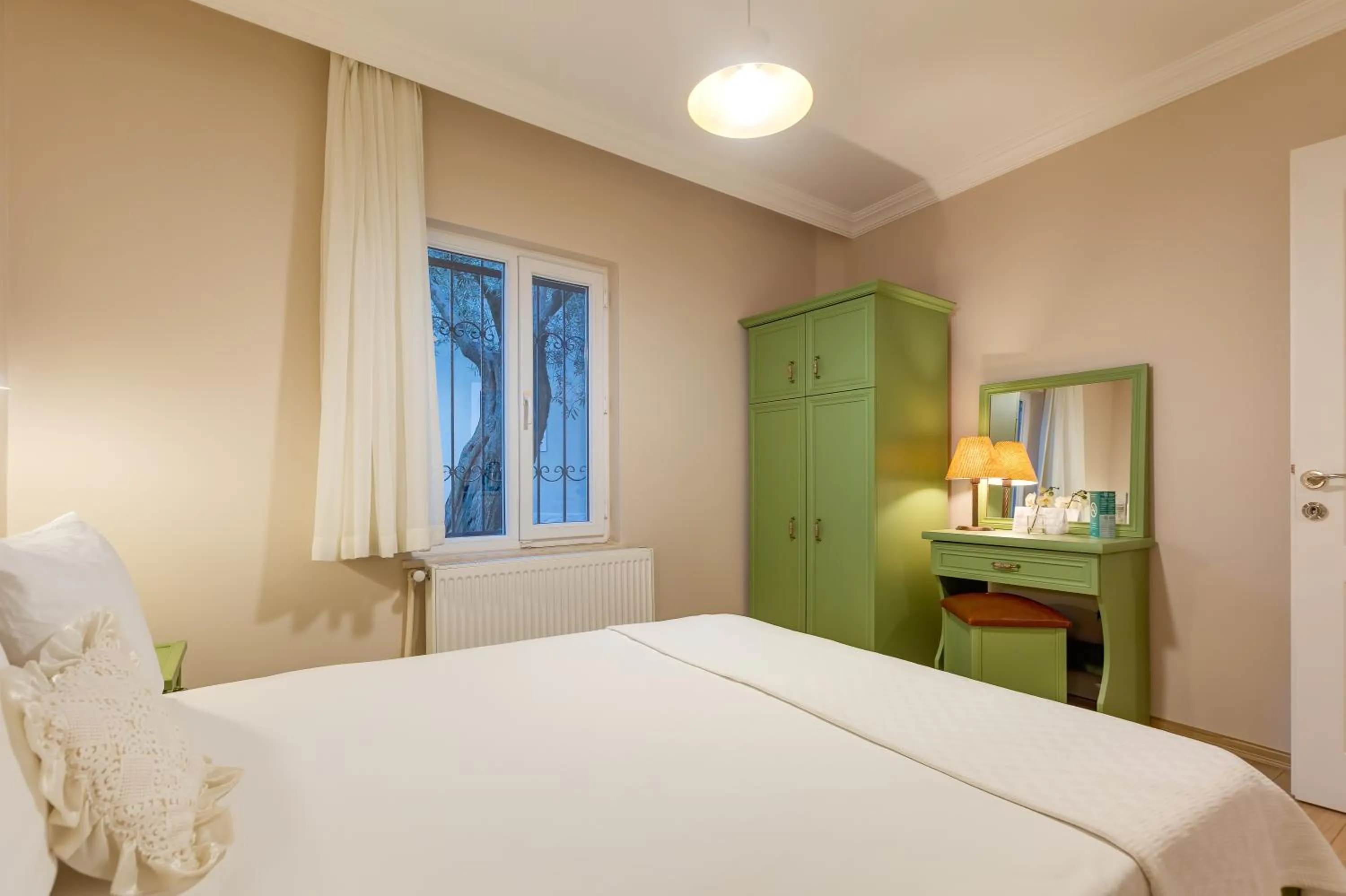 Photo of the whole room, Bed in Gurel Garden House