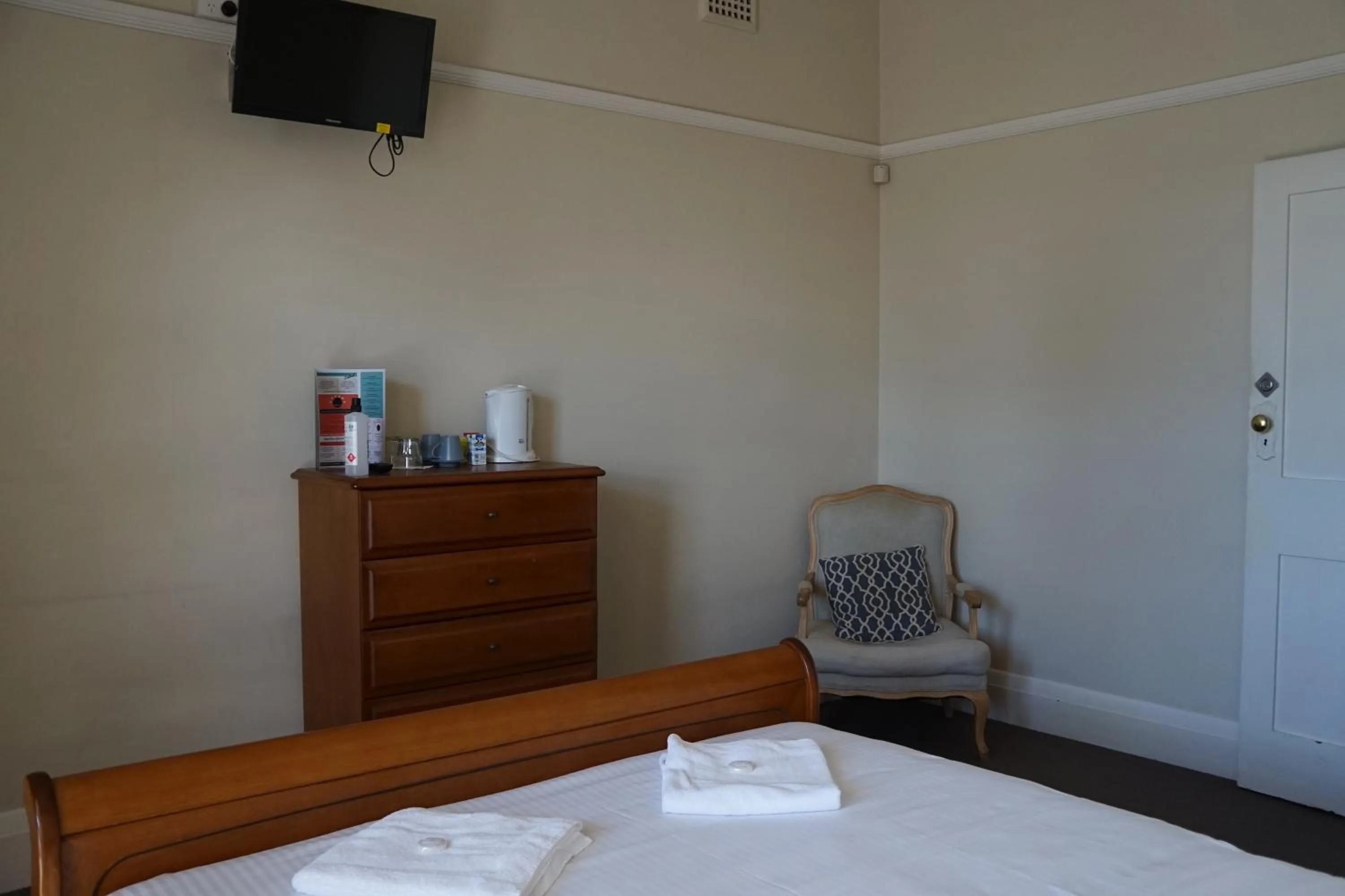 TV and multimedia, Bed in Palace Hotel Mortlake Sydney